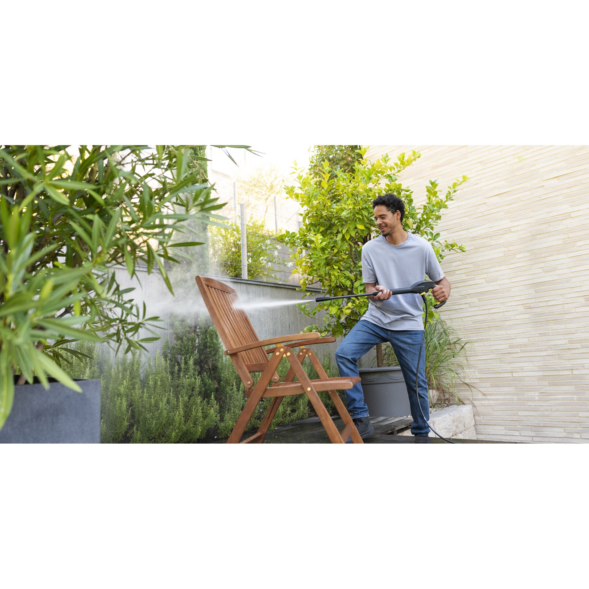 Person, Sitzen, Innenarchitektur, Hosen, Mann