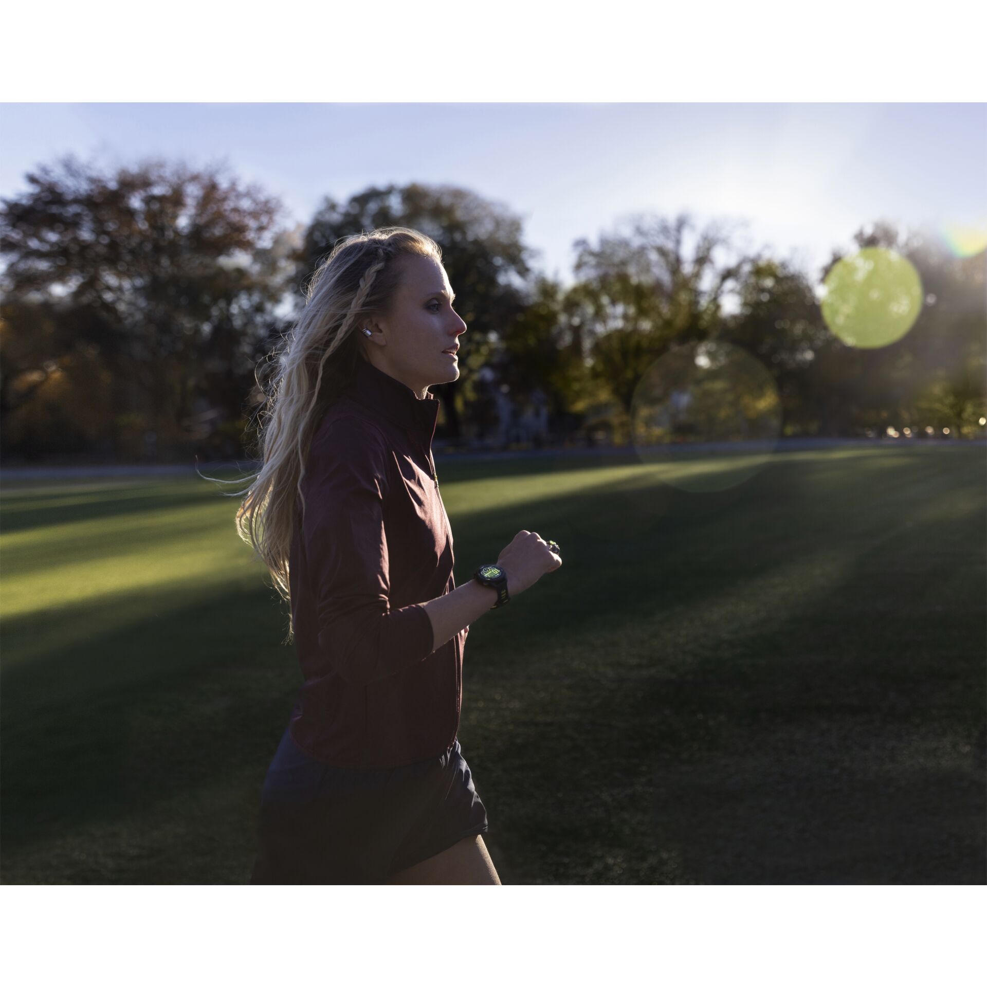 Person, Gras, Pflanze, Armbanduhr, Läuft