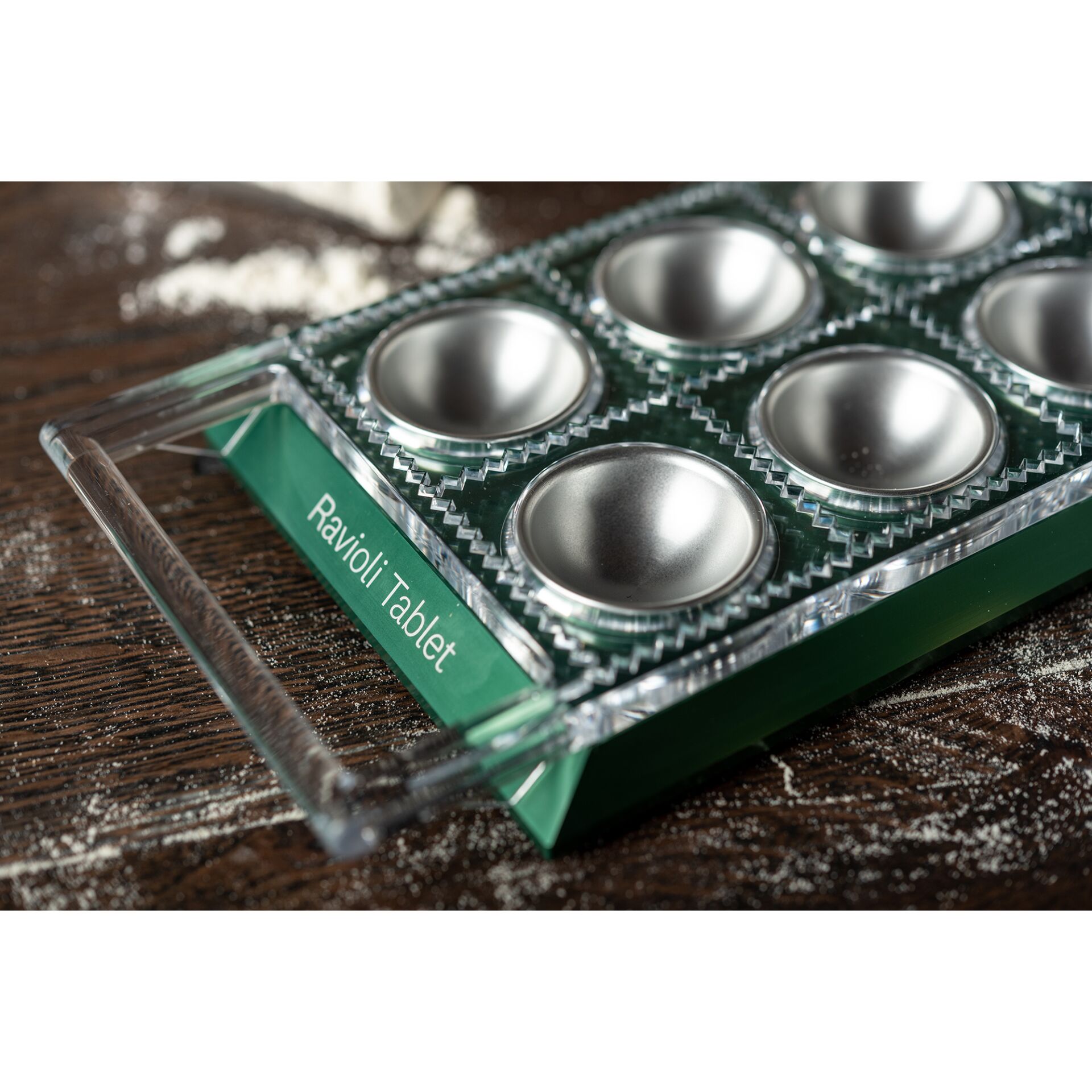 Töpferei, Kunst, Porzellan, Essen, Mahlzeit, Töpferei, Kunst, Porzellan, Essen, Mahlzeit, Ravioli-Form, Metall-Muffinzelle, Edelstahl, grünes Tray, Küchenzubehör