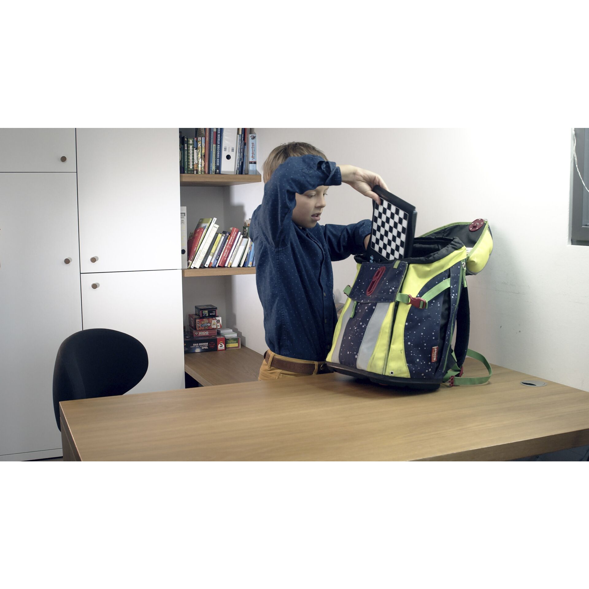 Innenarchitektur, Handtasche, Person, Regal, Photographie