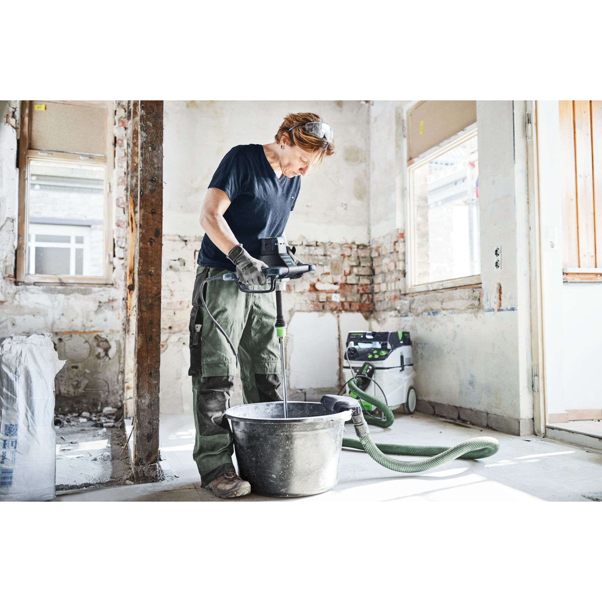 Person, Renovierungsarbeiten