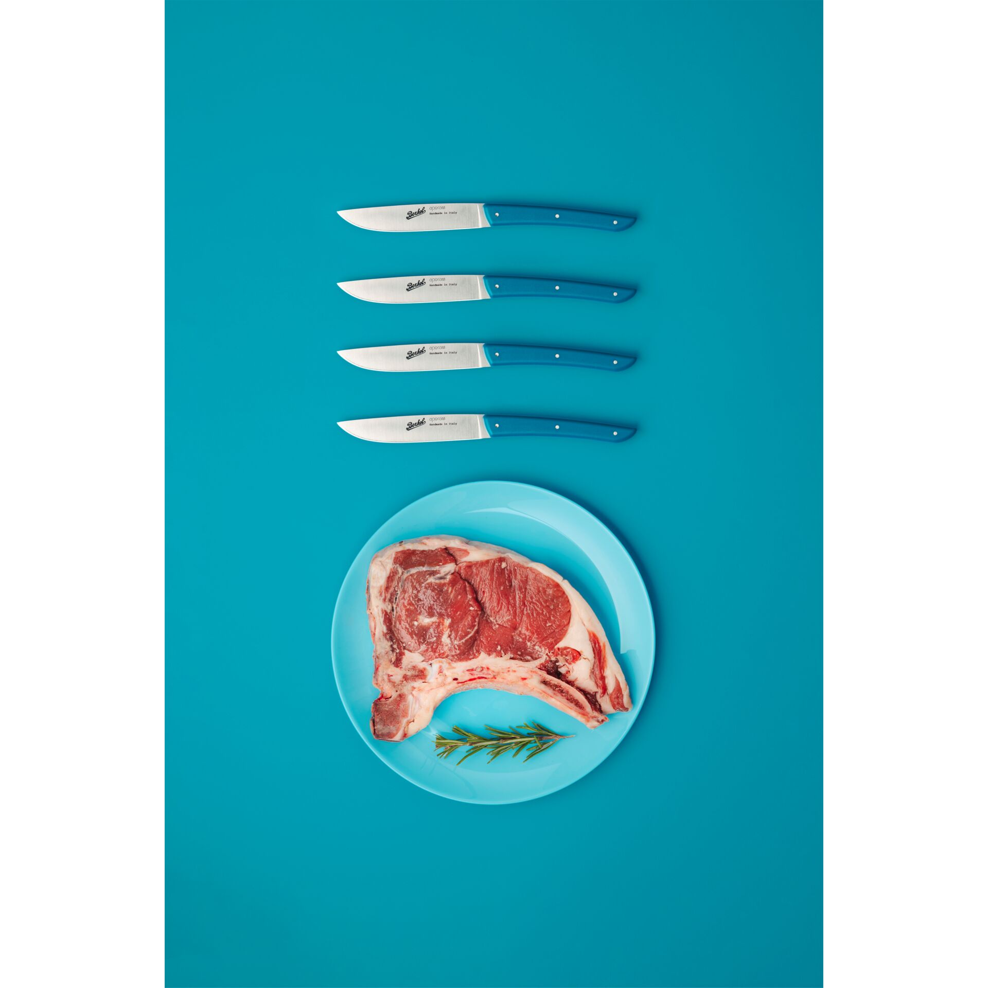 Fleisch, rohes steak, Knochen-in Ribeye, Küchenmesser, Teller blau