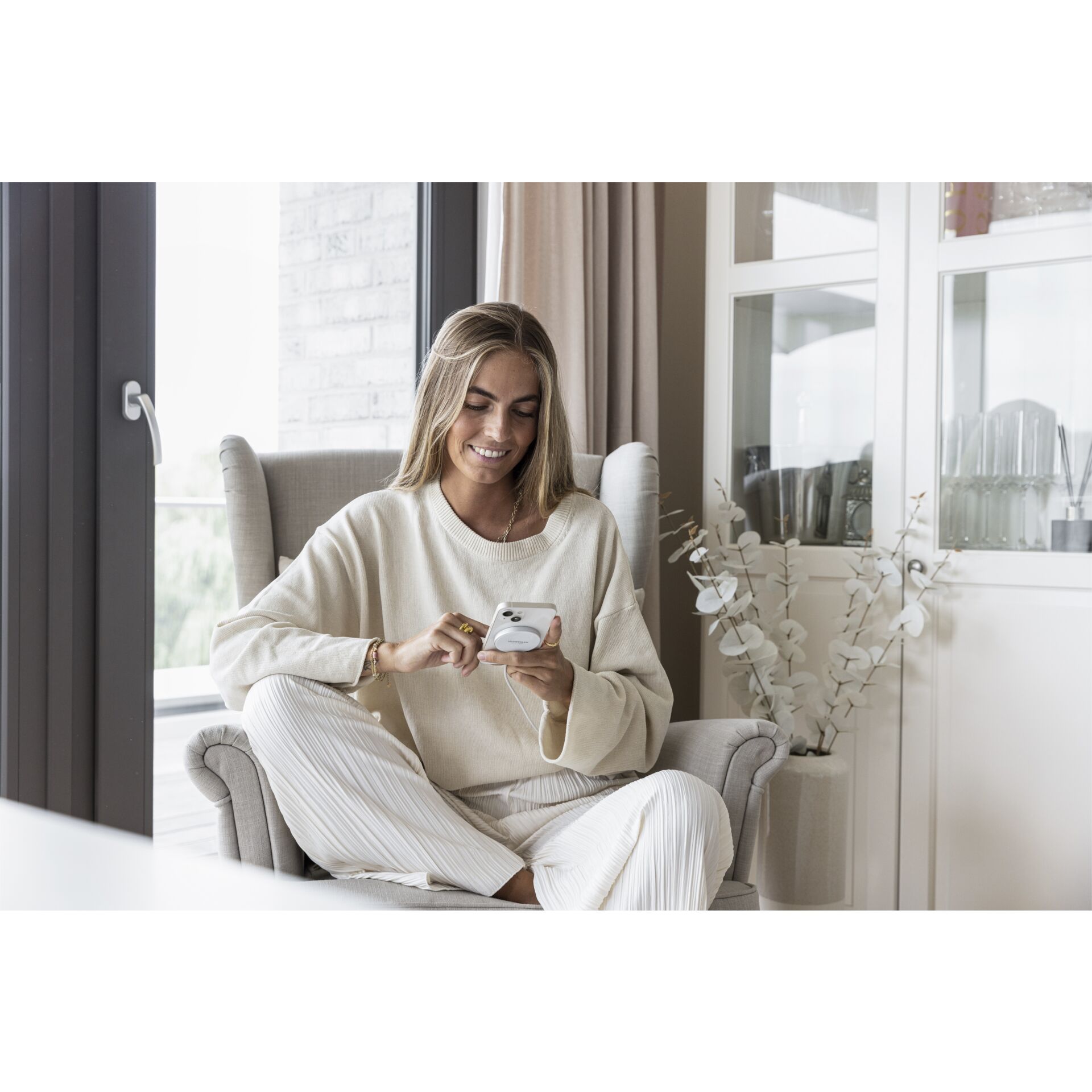 Person, Sitzen, Kleidung, Pyjama