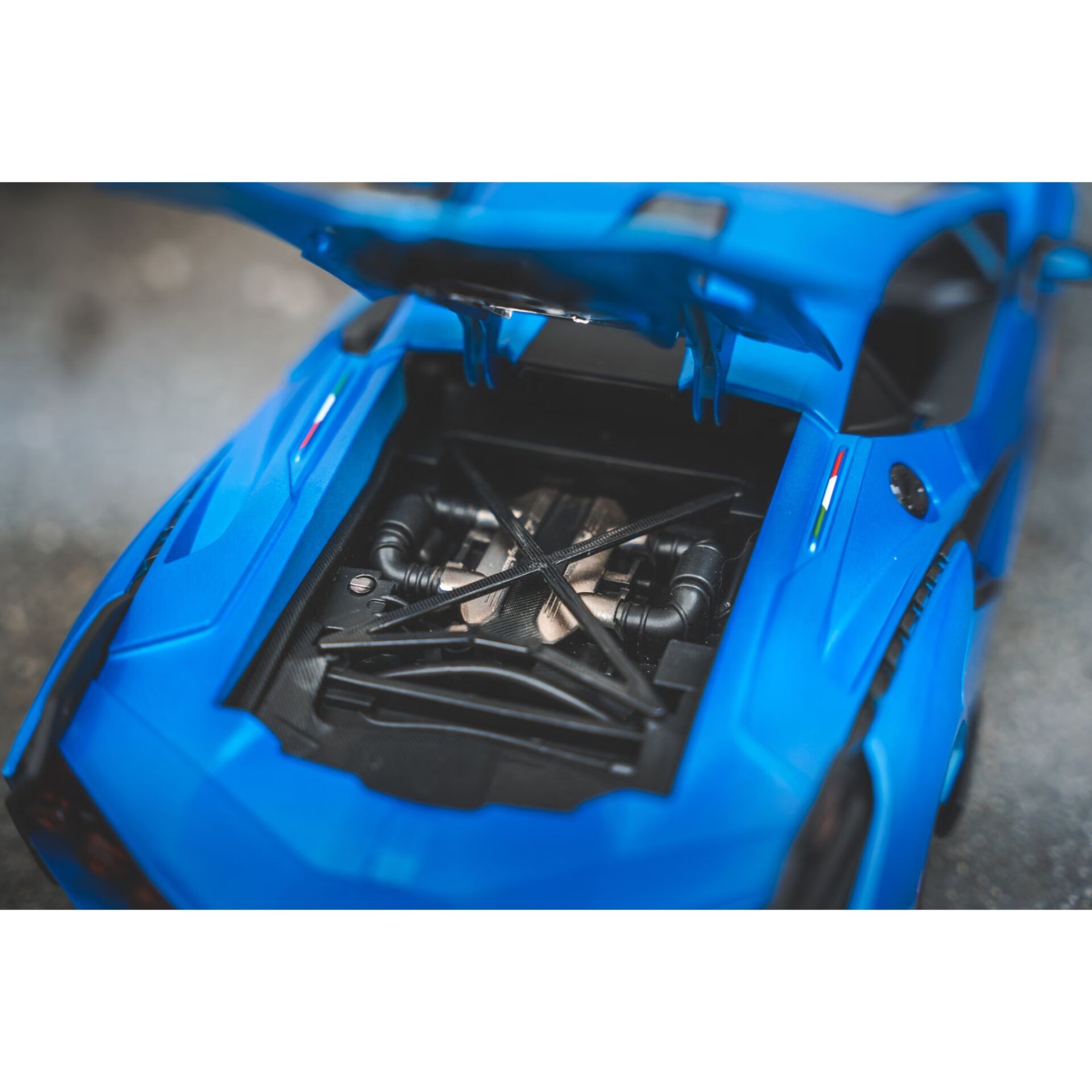 Modelauto, Lamborghini, Motorhaube offen, Motordetail, Blau