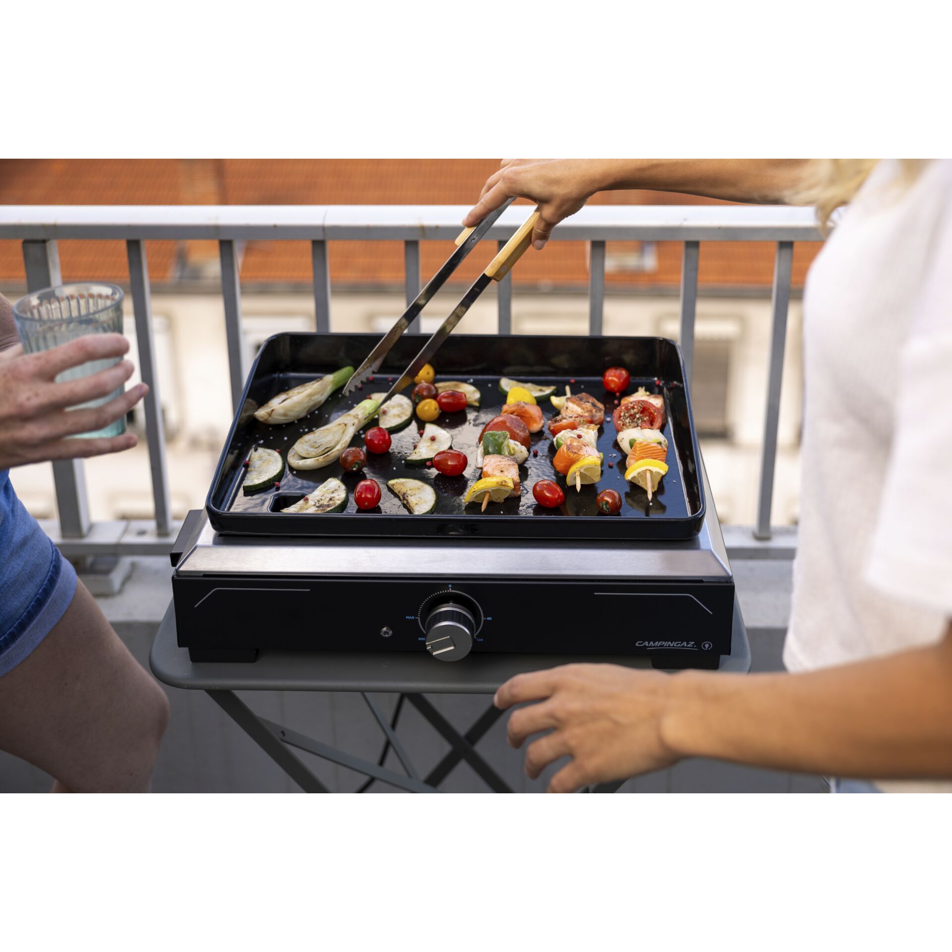 Person, Küchenutensilien, Zangen