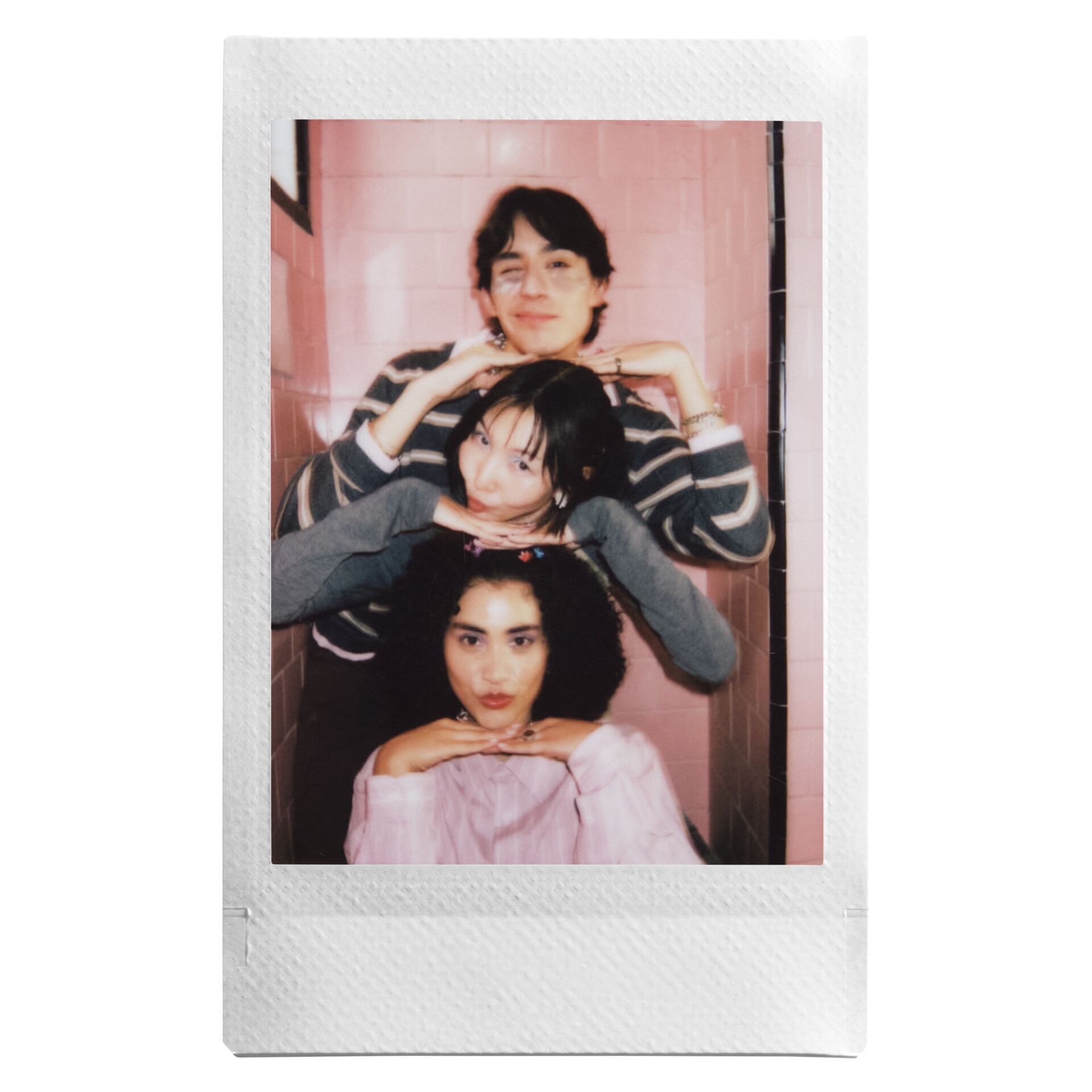 Polaroid, Dreier-Porträt, Pinkene Fliesen, Streifenpullover, Casualt Gruppenfoto