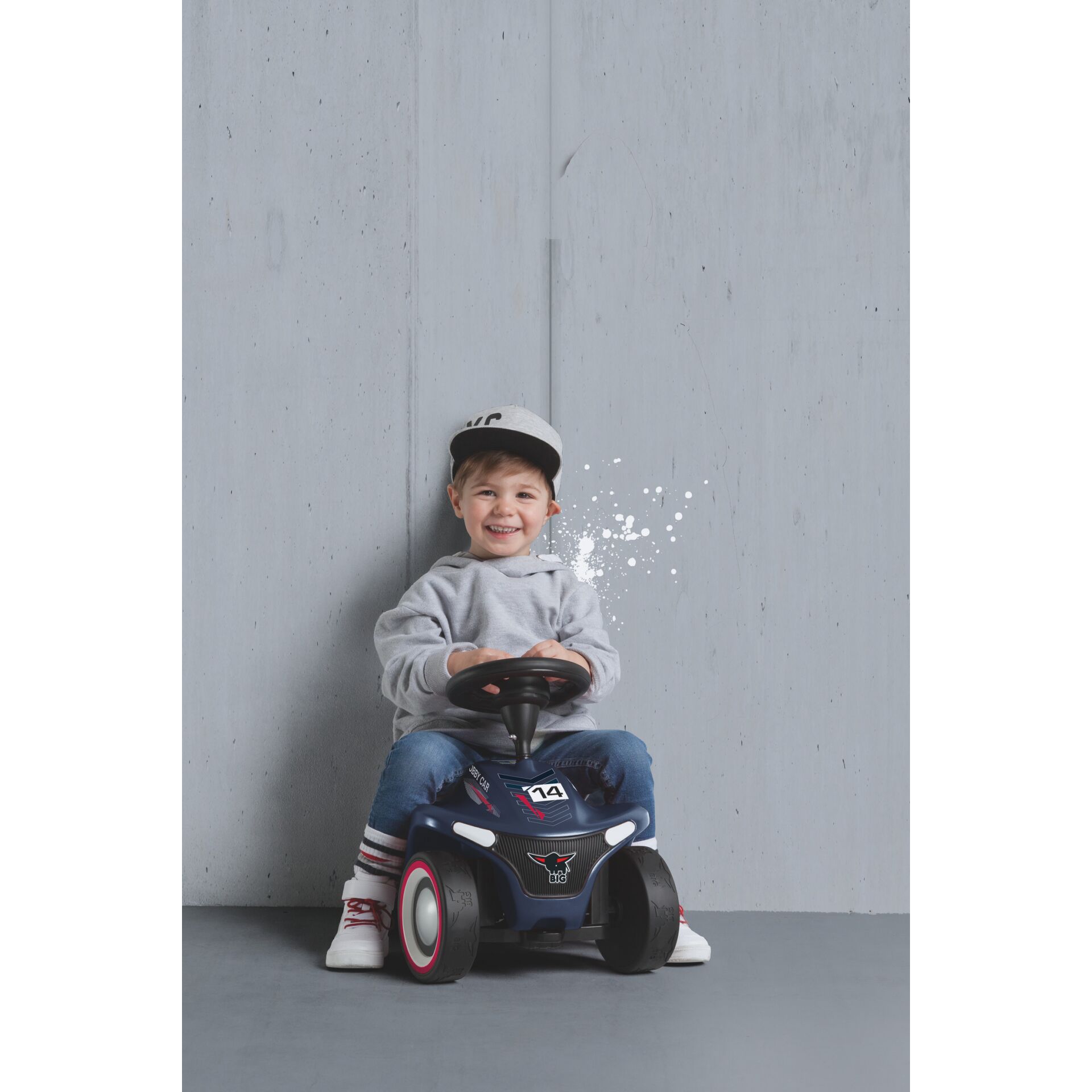 Kleinkind-Spielzeug, Kleinstwagen, grauer Hoodie, Baseballkappe, Jeans