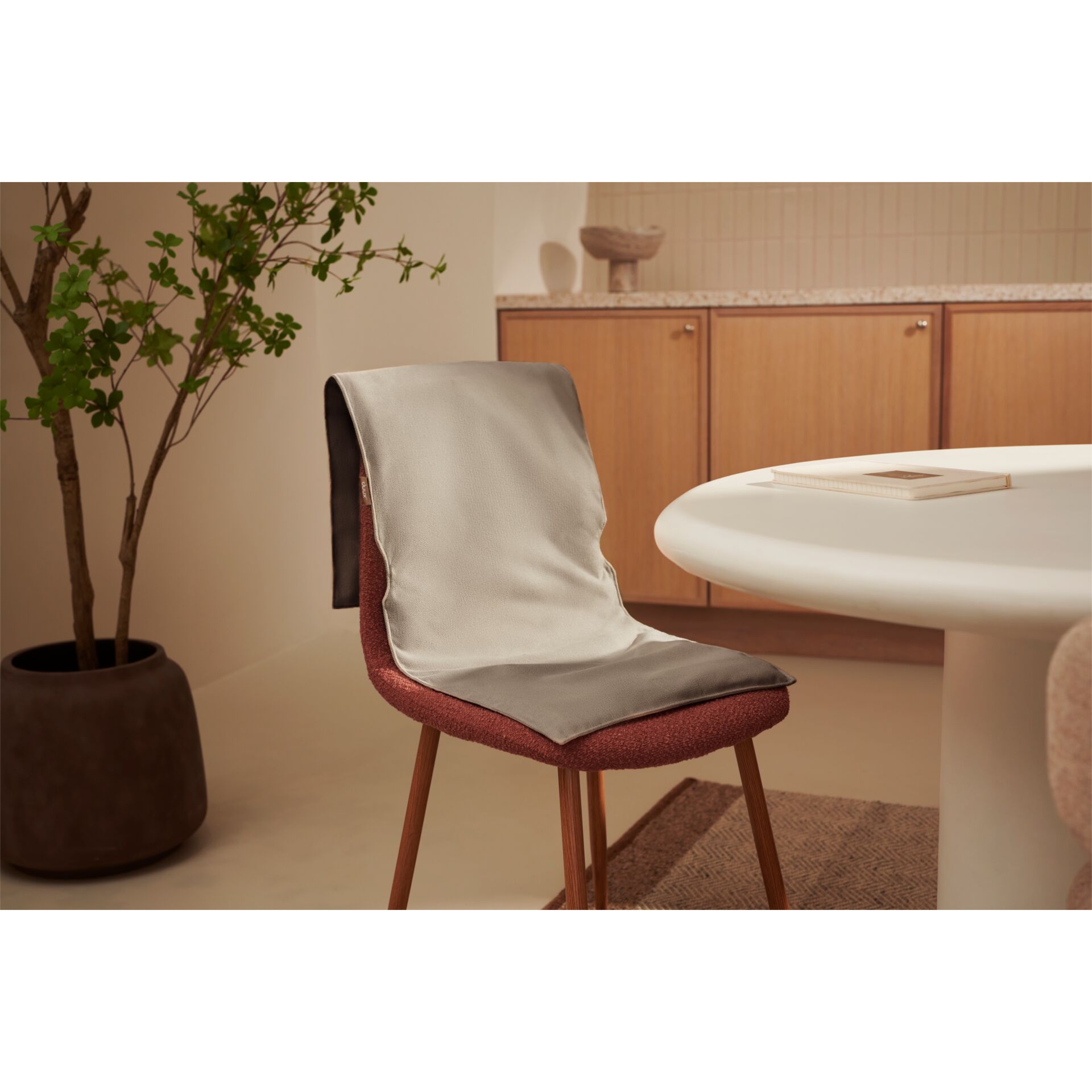 Stuhl, Stuhllehne, Stuhlkissen, Holzbeine, Küche