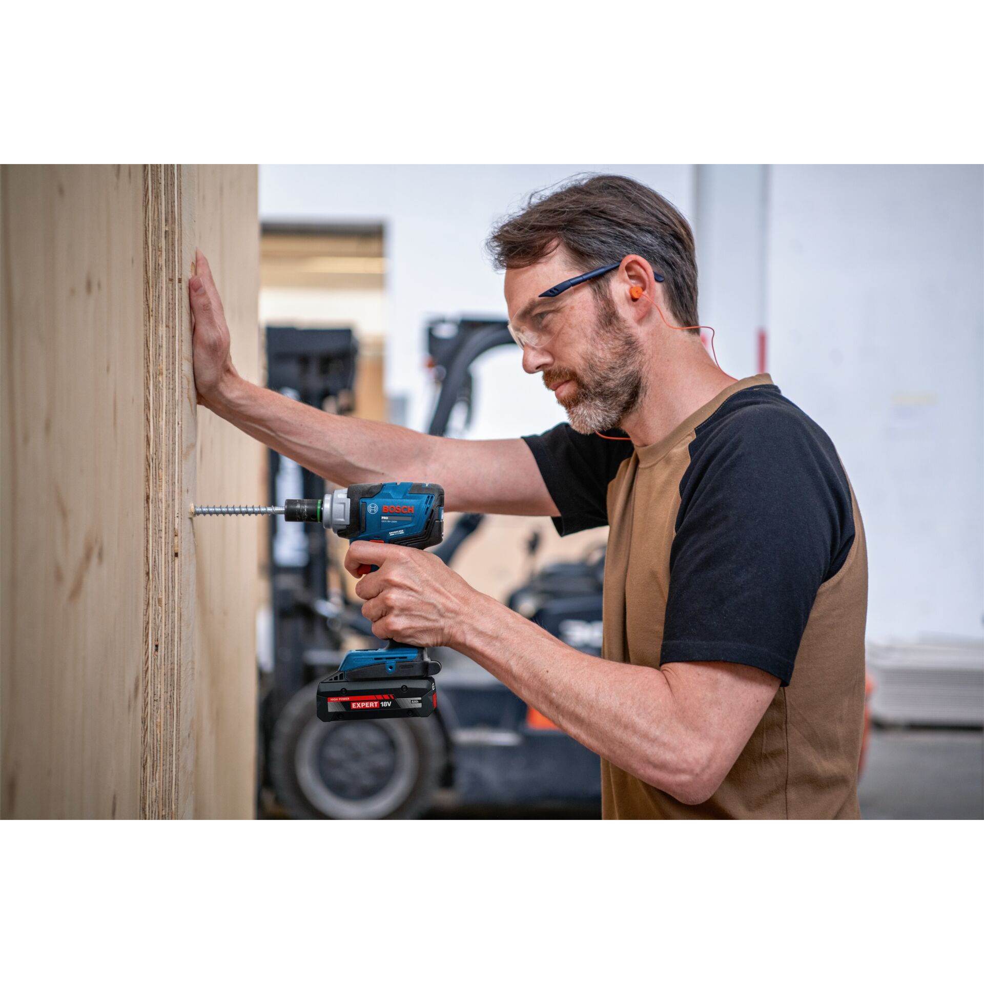 Handwerker, Schraubendreher, Bohrmaschine, Werkzeug, Holzwerkstoff