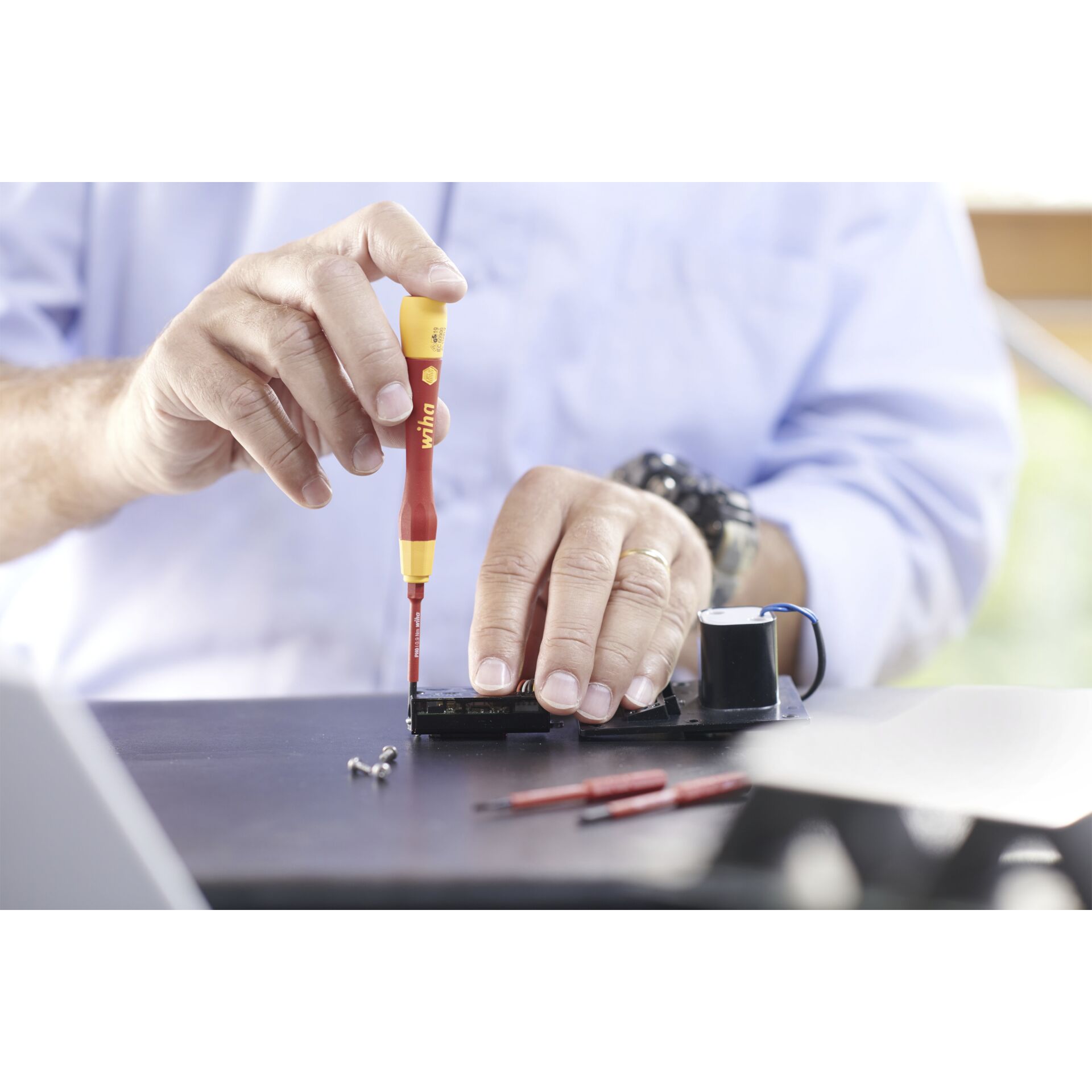 Schraubenzieher, Werkzeug, Finger, Person, Präsentation des Essens