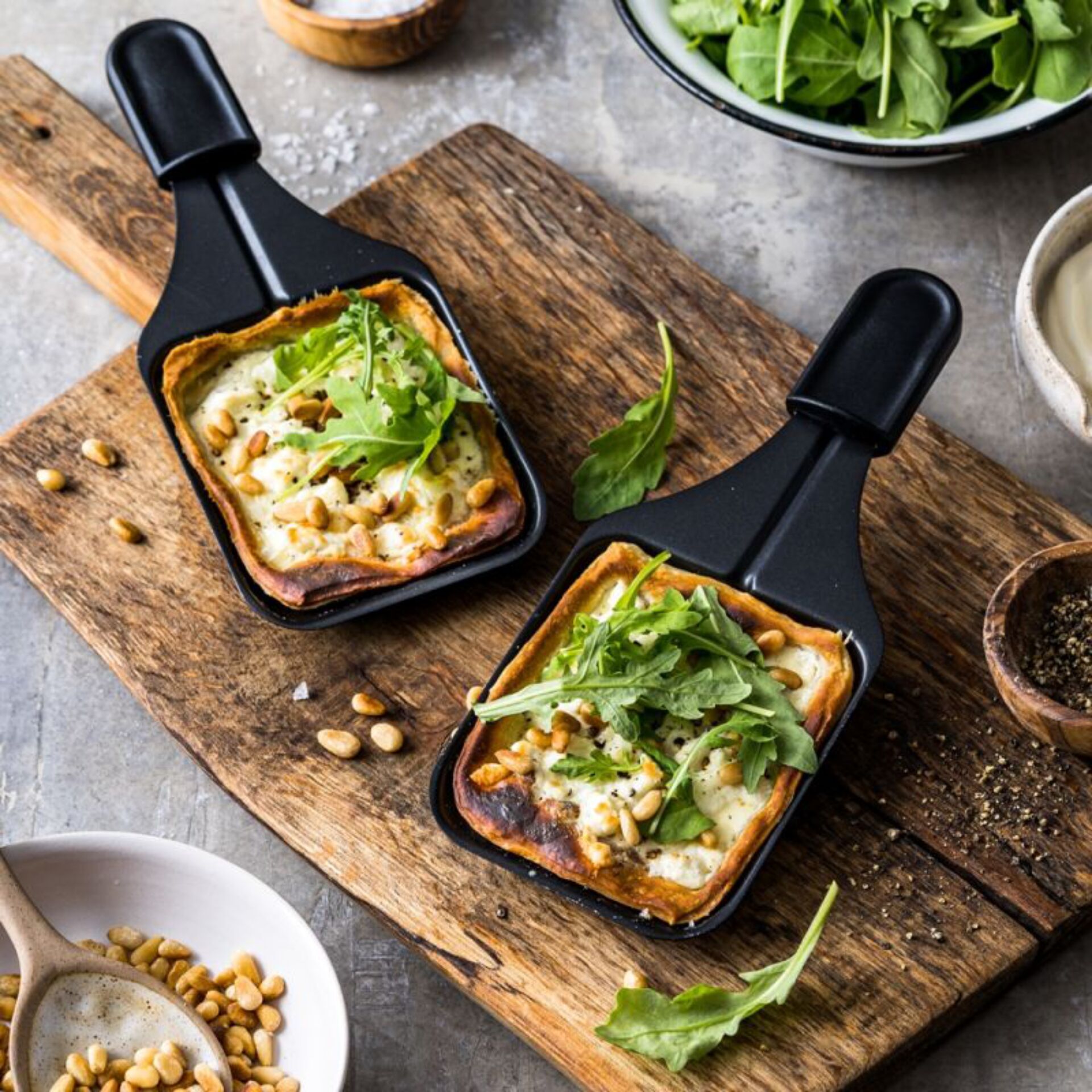 Mini-Quiche, Toast-Cups, Spinat, Pinienkerne, Rucola-Garnitur
