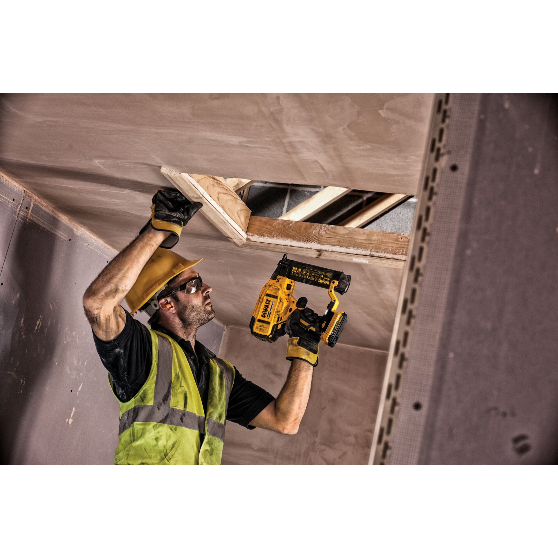 Arbeitsbereich, Baustelle, Akku-Bohrschrauber, Schutzhelm, Gipsplattenmontage