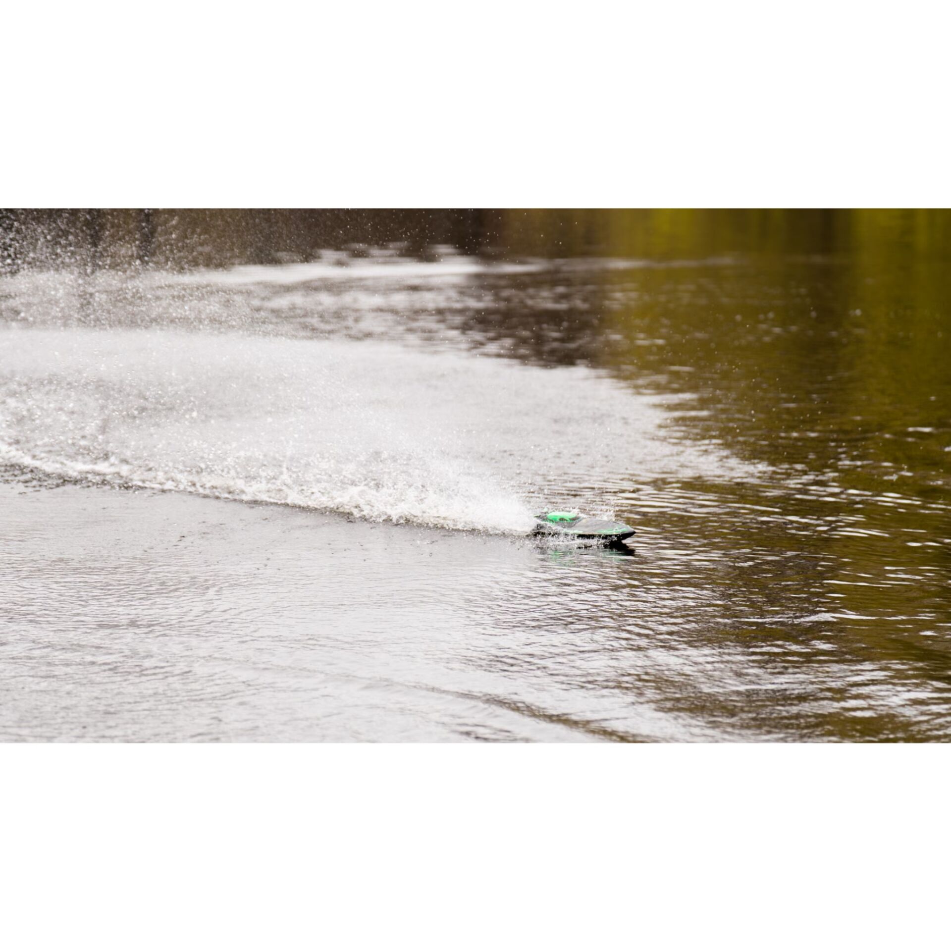 RC-Boot, Fernsteuerung, grün, Wasser, Spritzer