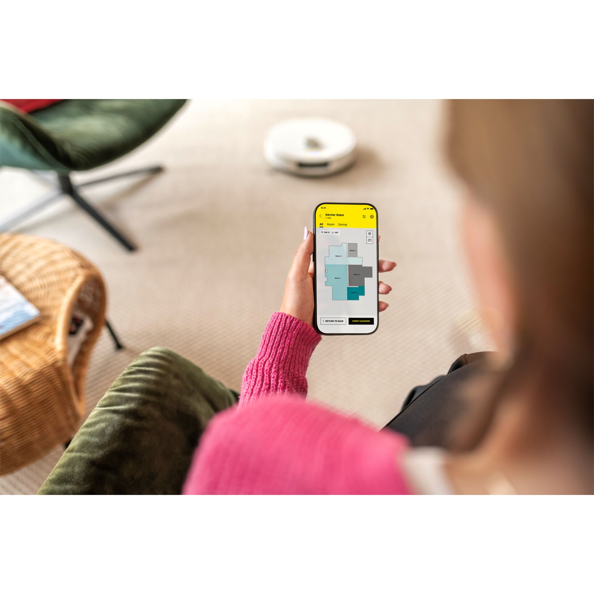 Smartphone, App on screen, Grundriss, Innenbereich, Hände halten