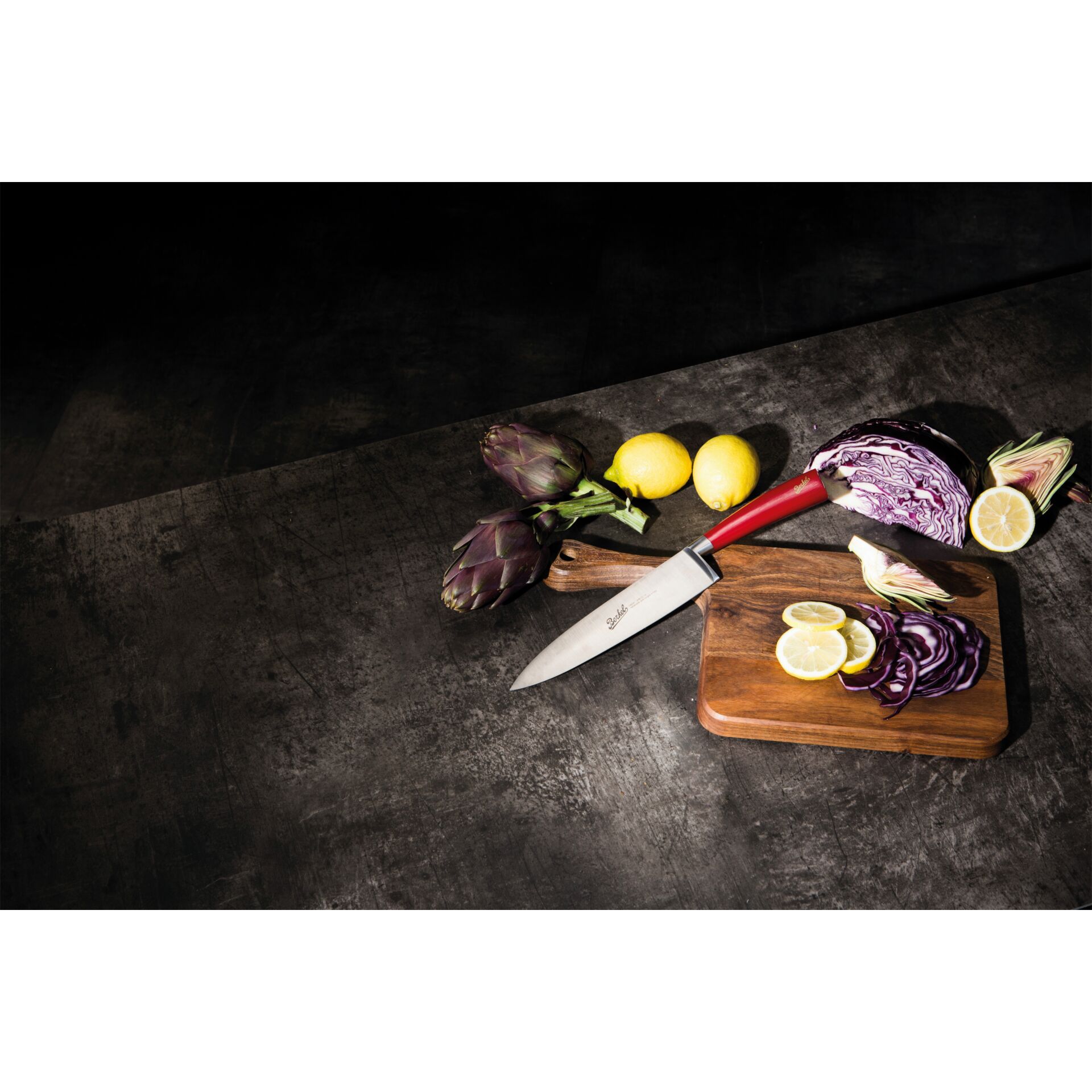 Küchenmesser, Schneidebrett, Zitrusviertel, Rotkohl, Artischocke