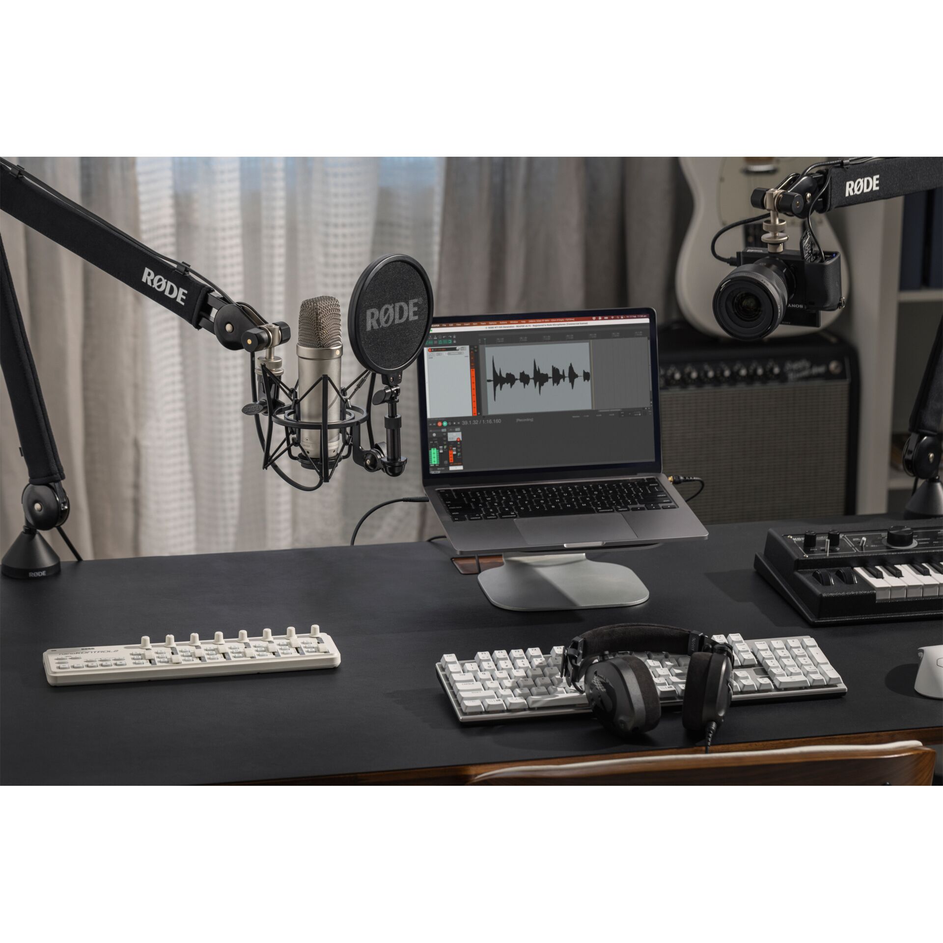 Tabelle, mikrofon, Laptop, Bildschirm, Schreibtisch