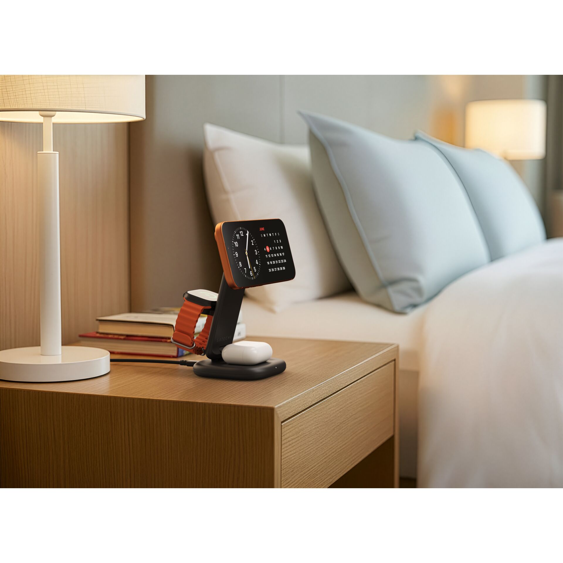 Tischuhr, Smartphone-Display, Ladegerät, Nachtischlampe, Bettzimmer-Setup