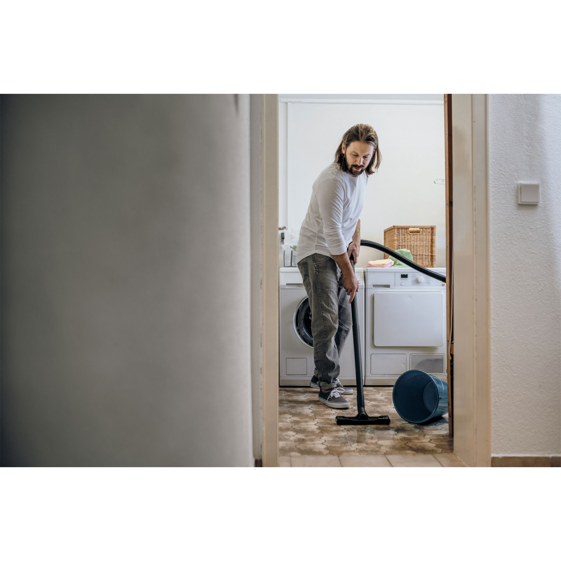 Drinnen, Innenarchitektur, Elektrisches Gerät, Waschmaschine, Person