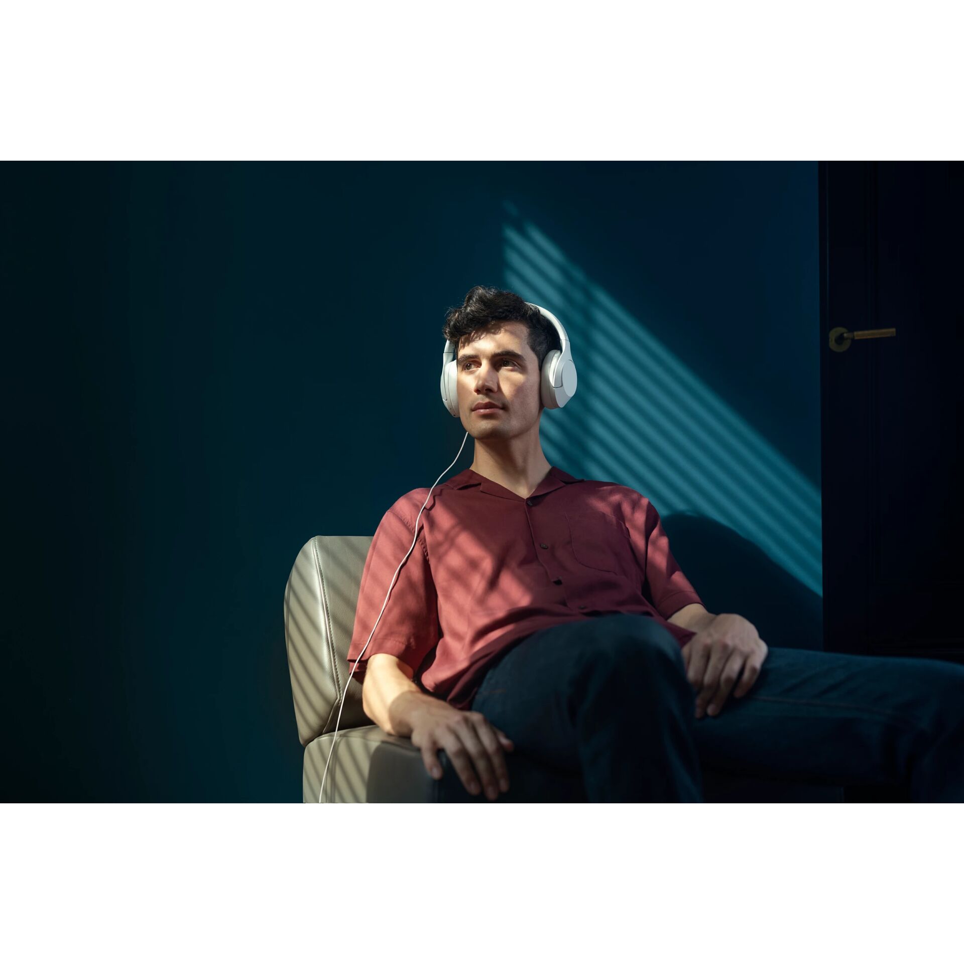 Sitzend, Innenarchitektur, Kopfhörer, Kopf, Lächeln