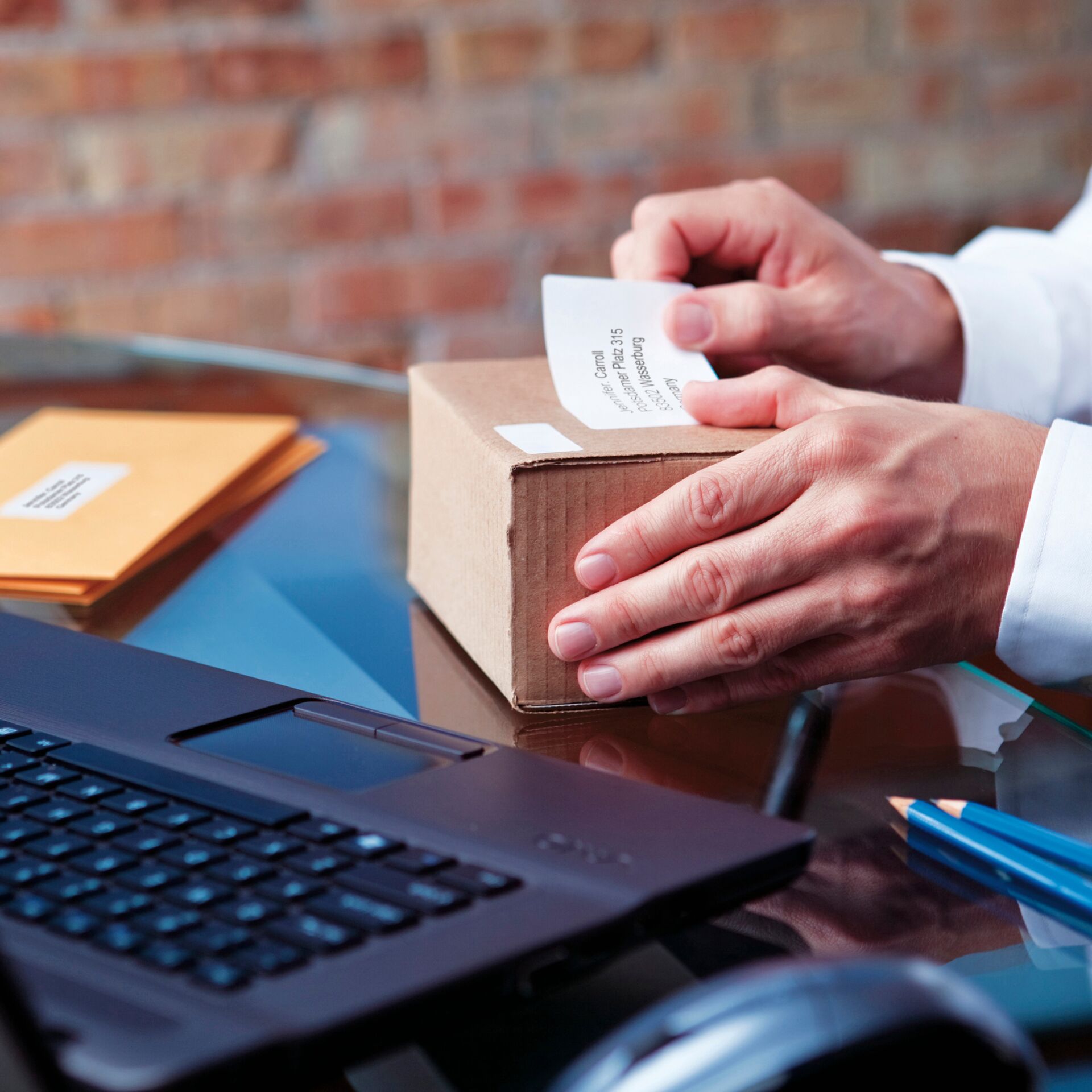 Kiste, Laptop, Paket, Lieferung des Pakets, Visitenkarte