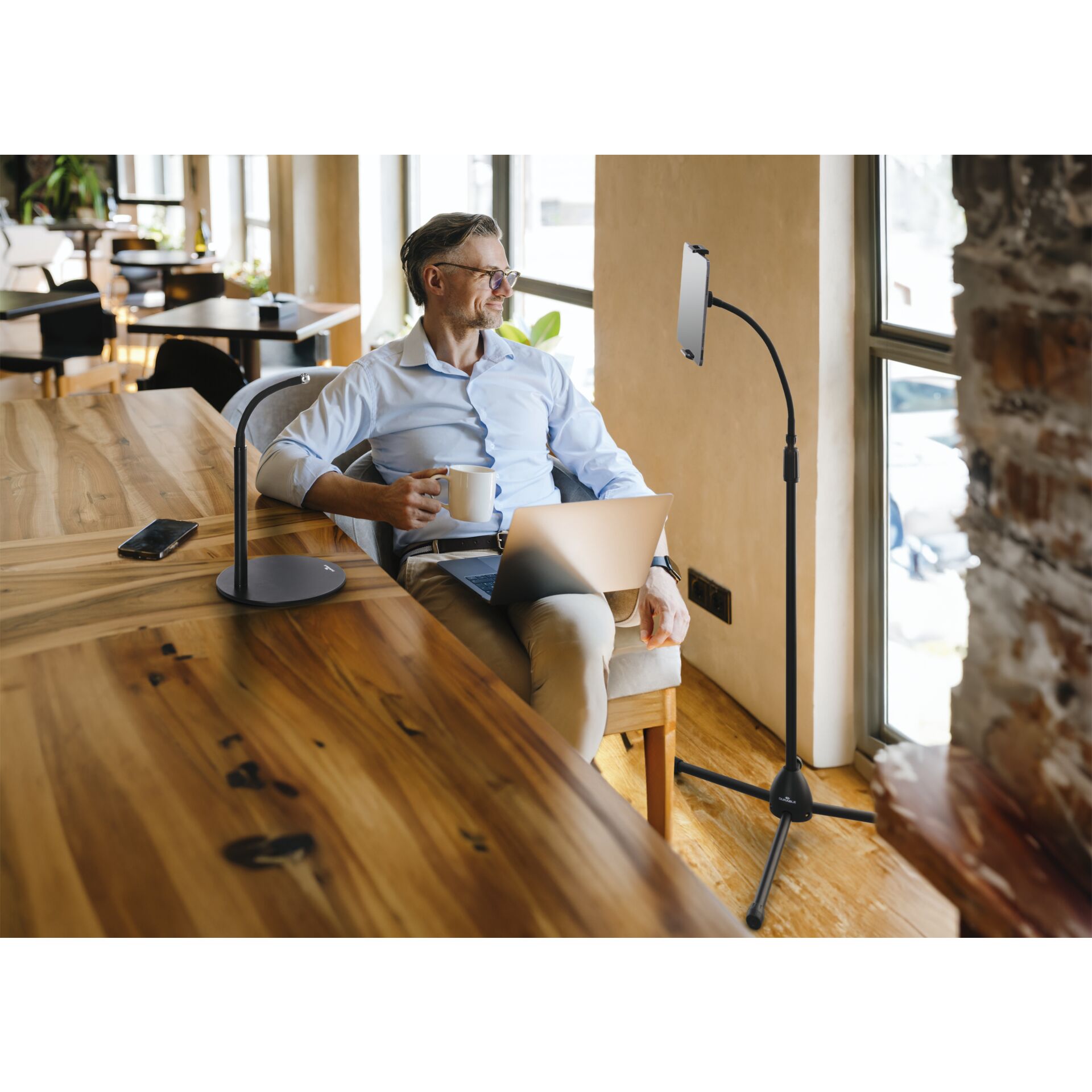 Innenarchitektur, Lampe, Person, Sitzen, Mann