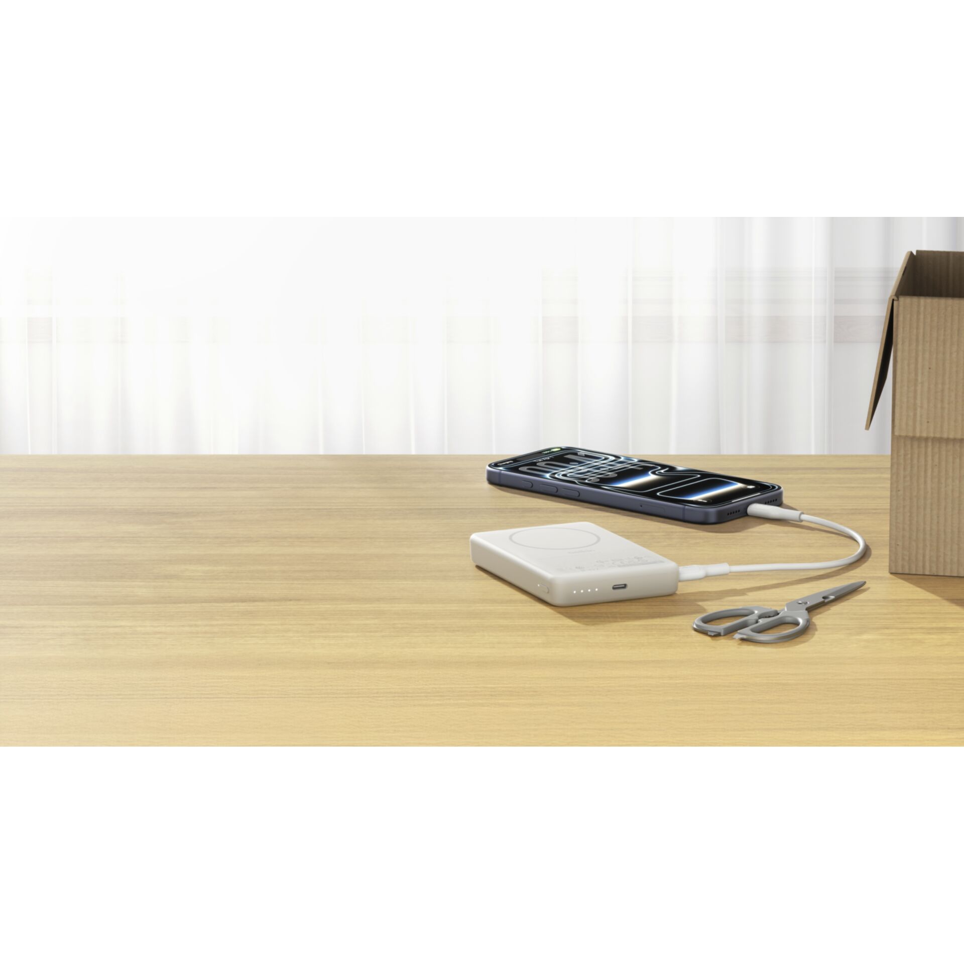 Smartphone, Ladegerät, Kabel, Schere, Karton