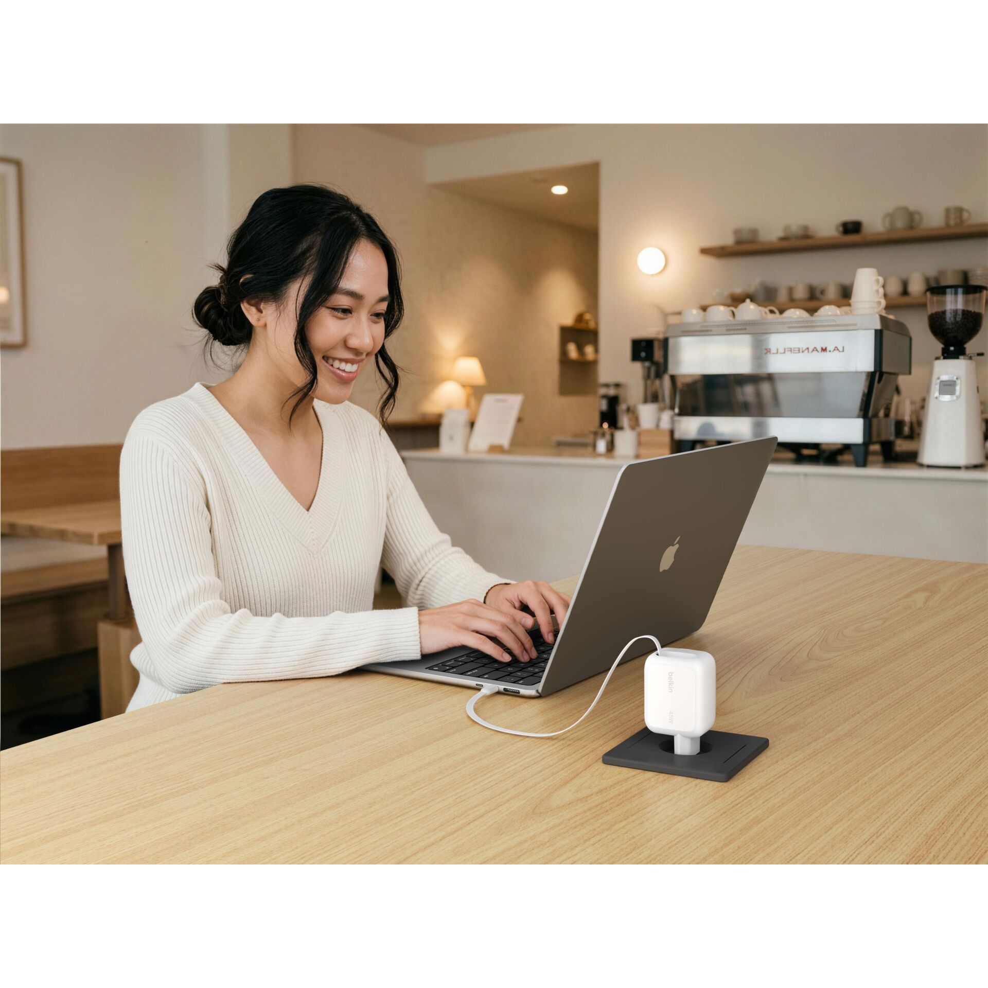 laptop, Kaffeehaus, Aufladen, Ladehalter, AirPods-Hülle