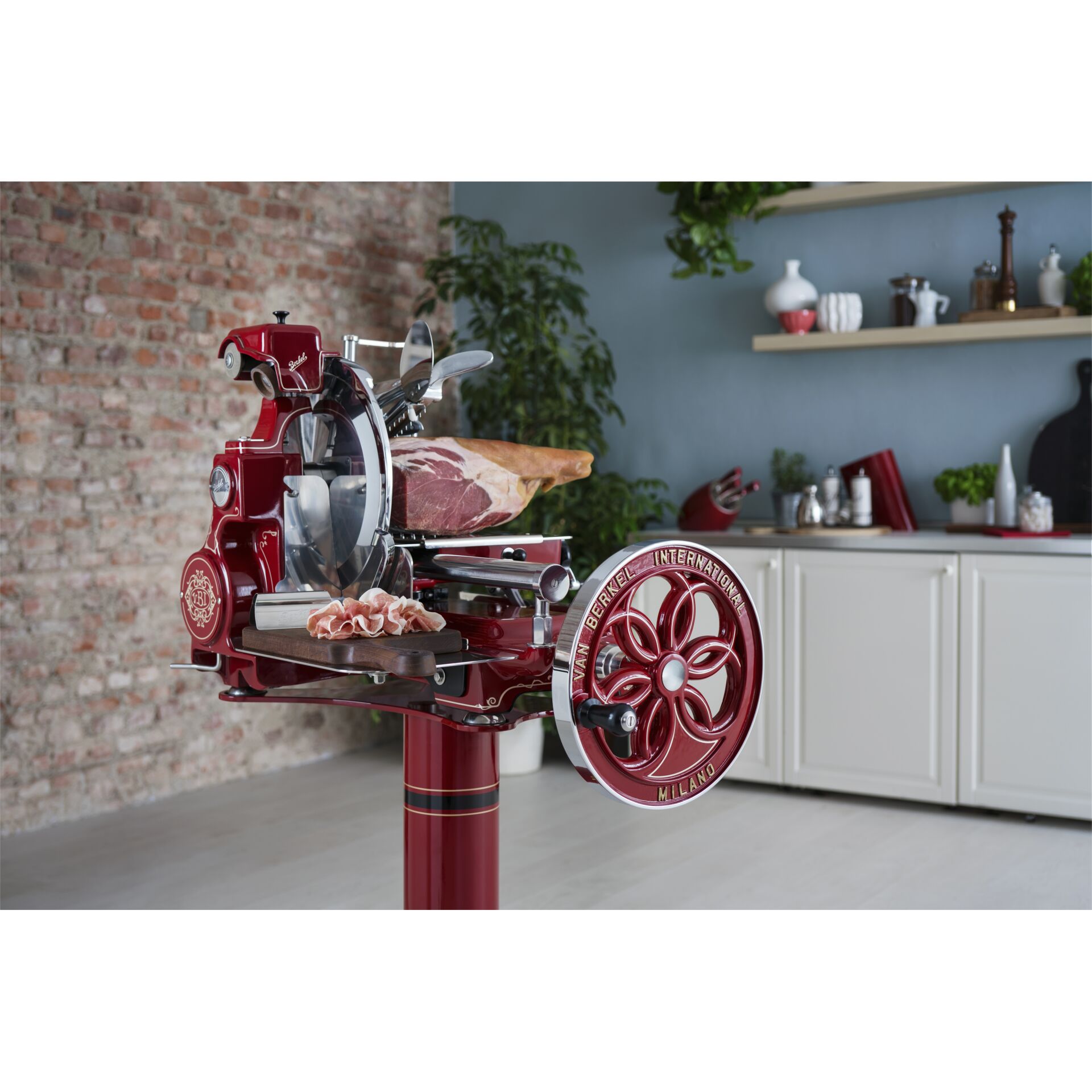Metzgereimaschine, manuelle Metzgereimaschine, roter Apparat, Küchenwerkzeug, Schinken-Scheidemaschine