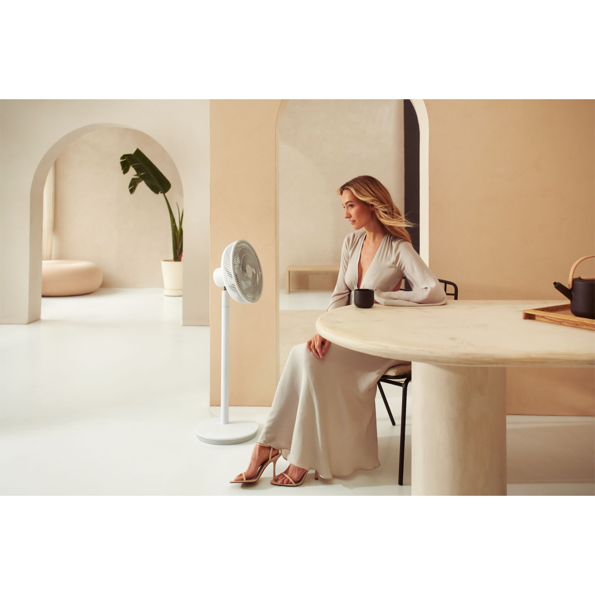 stehender ventilator, elektroventilator, minimalistisch, runder tisch, frau mit kaffee