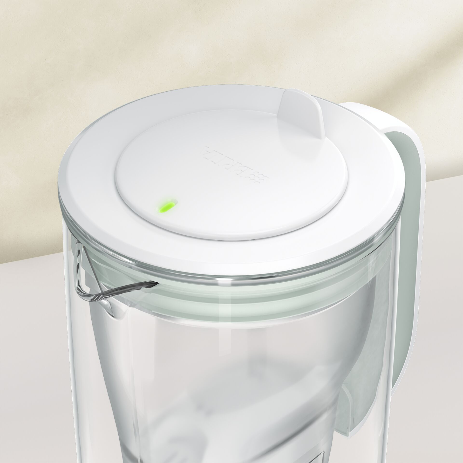 Wasserfilterkanne, weißer Deckel, transparenter Behälter, Filtereinsatz, Ausgießer