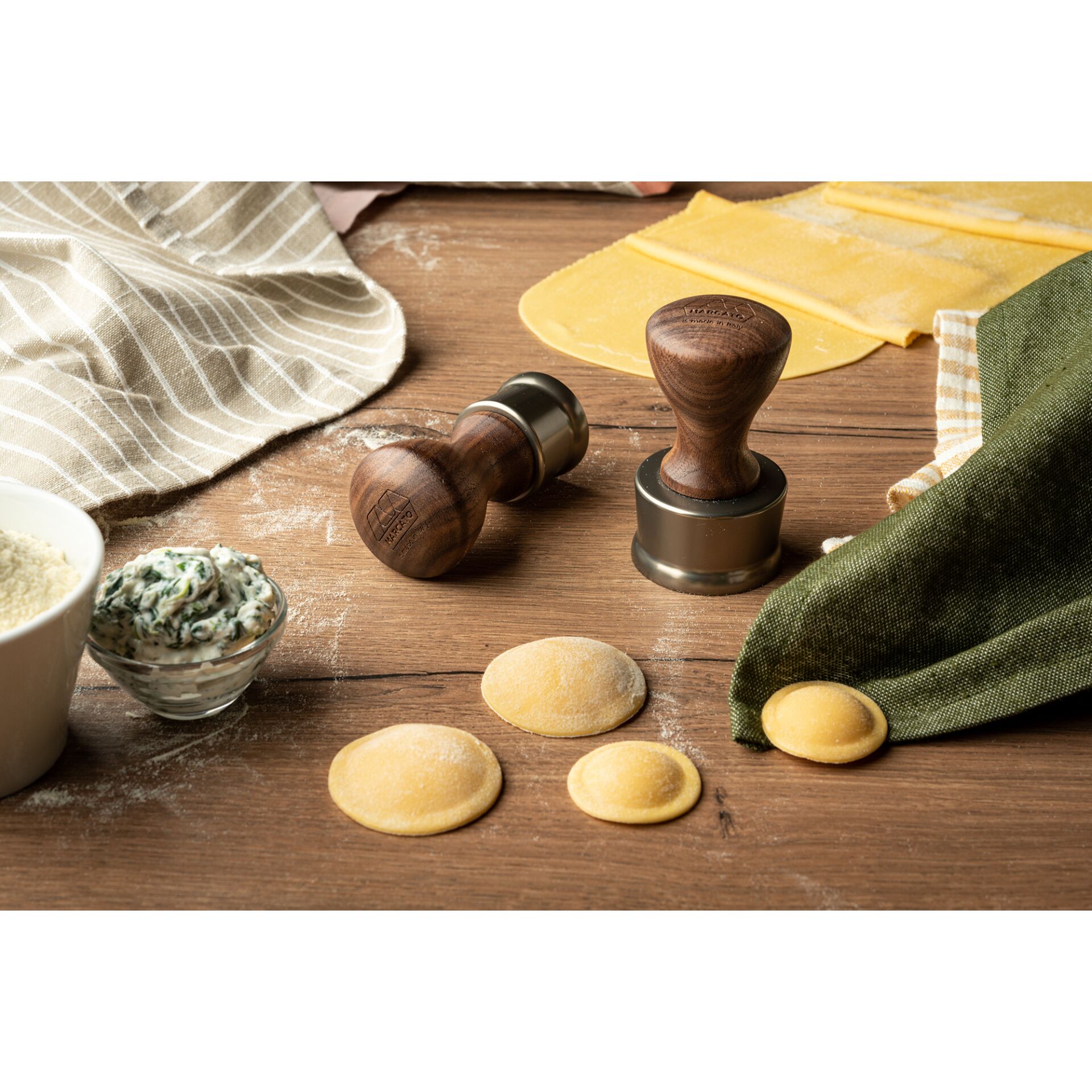 Beleuchtung, Lampe, Pasta, Pasta-Teigblätter, Pasta-Teig, Stempel, Holzgriffe