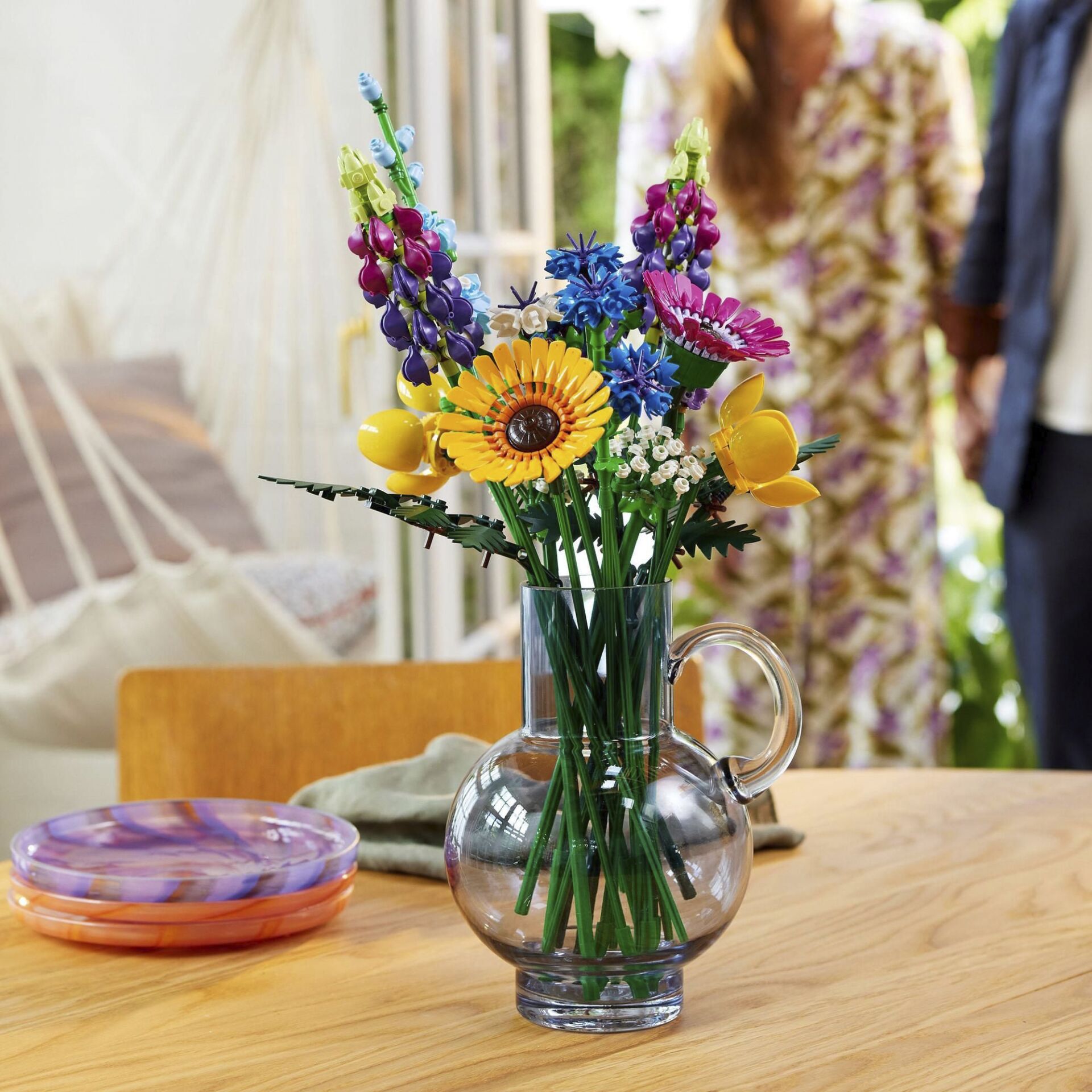 Blume, Blumen-Arrangement, Blumenstrauß, Schreibtisch, Person