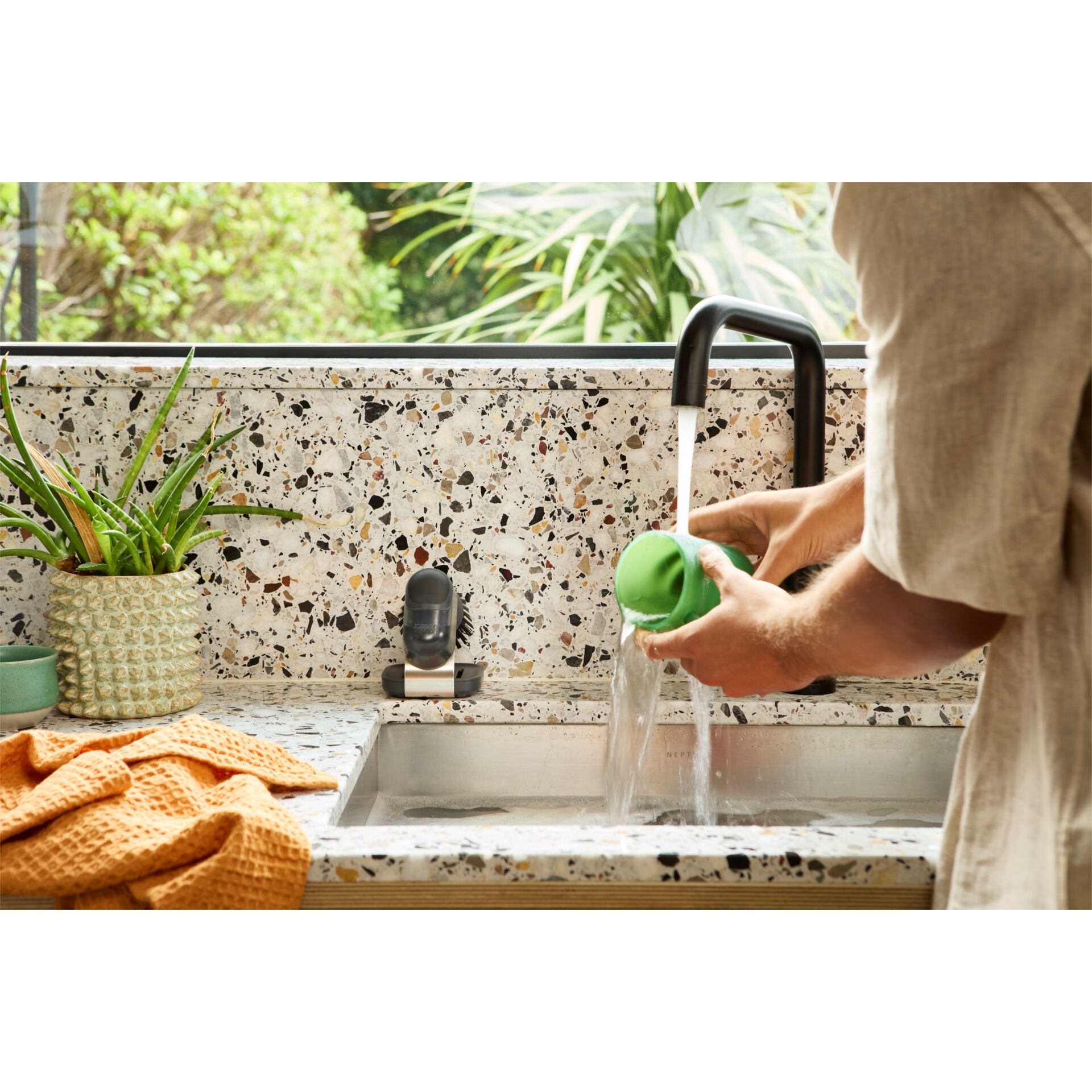 Waschbeckenarmatur, Erwachsener, Männlich, Mann, Person