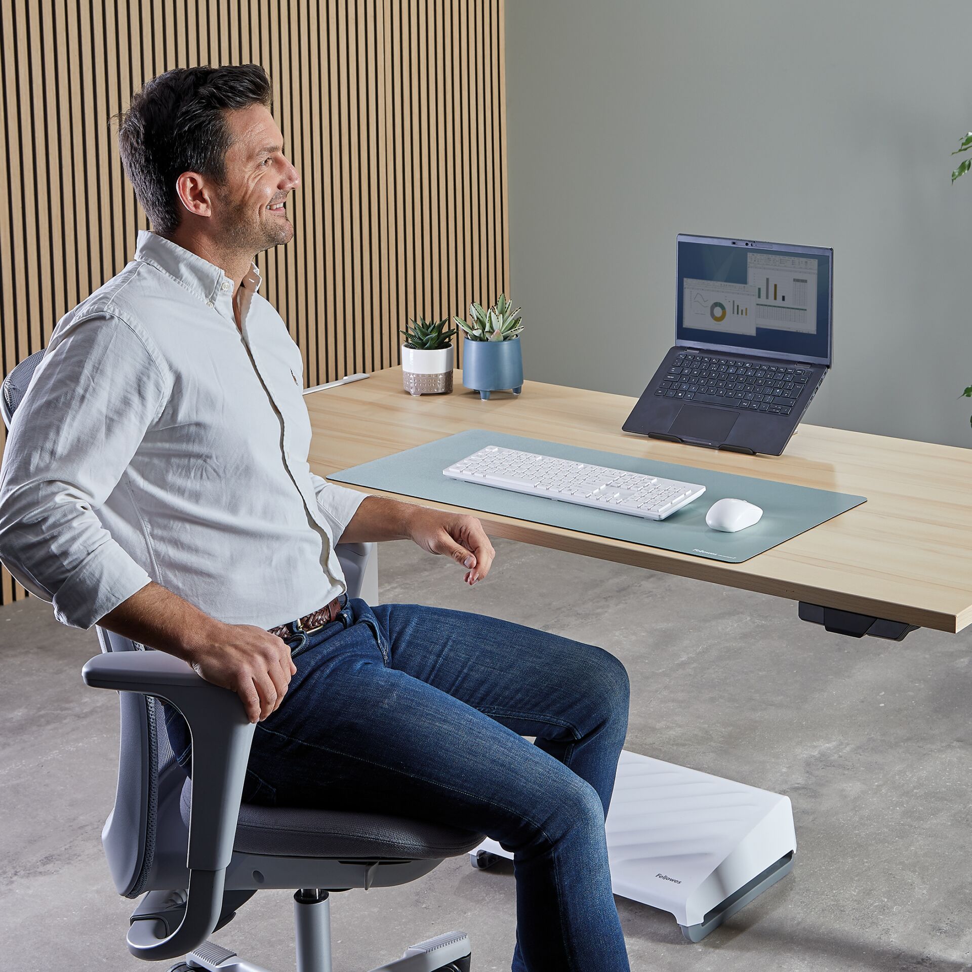 Person, Sitzend, Computer-Tastatur, Mobiliar, Mann