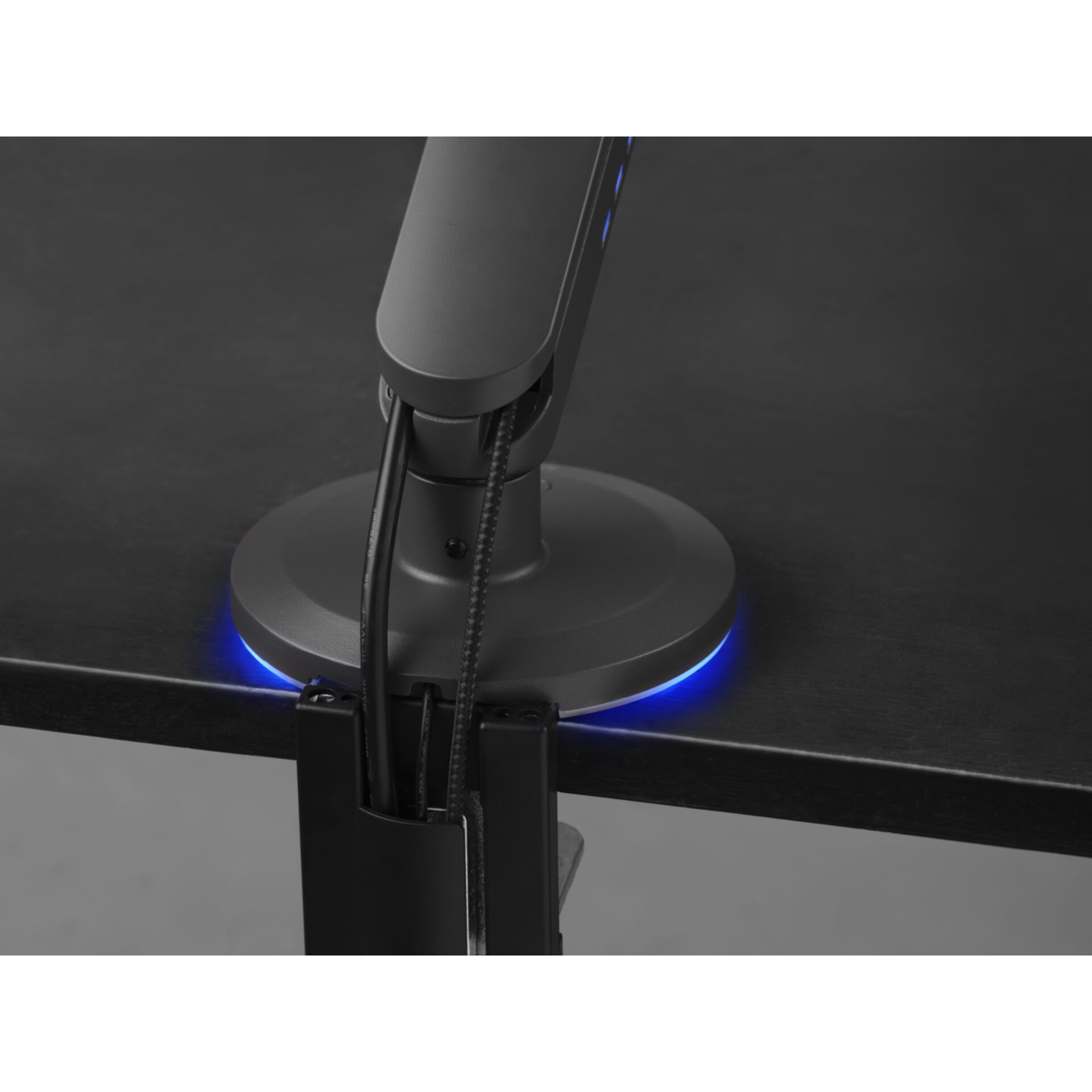 Moebel, Tabelle, Elektrisches Gerät, Mikrophon, Waschbeckenhahn, Moebel, Tabelle, Elektrisches Gerät, Mikrophon, Waschbeckenhahn