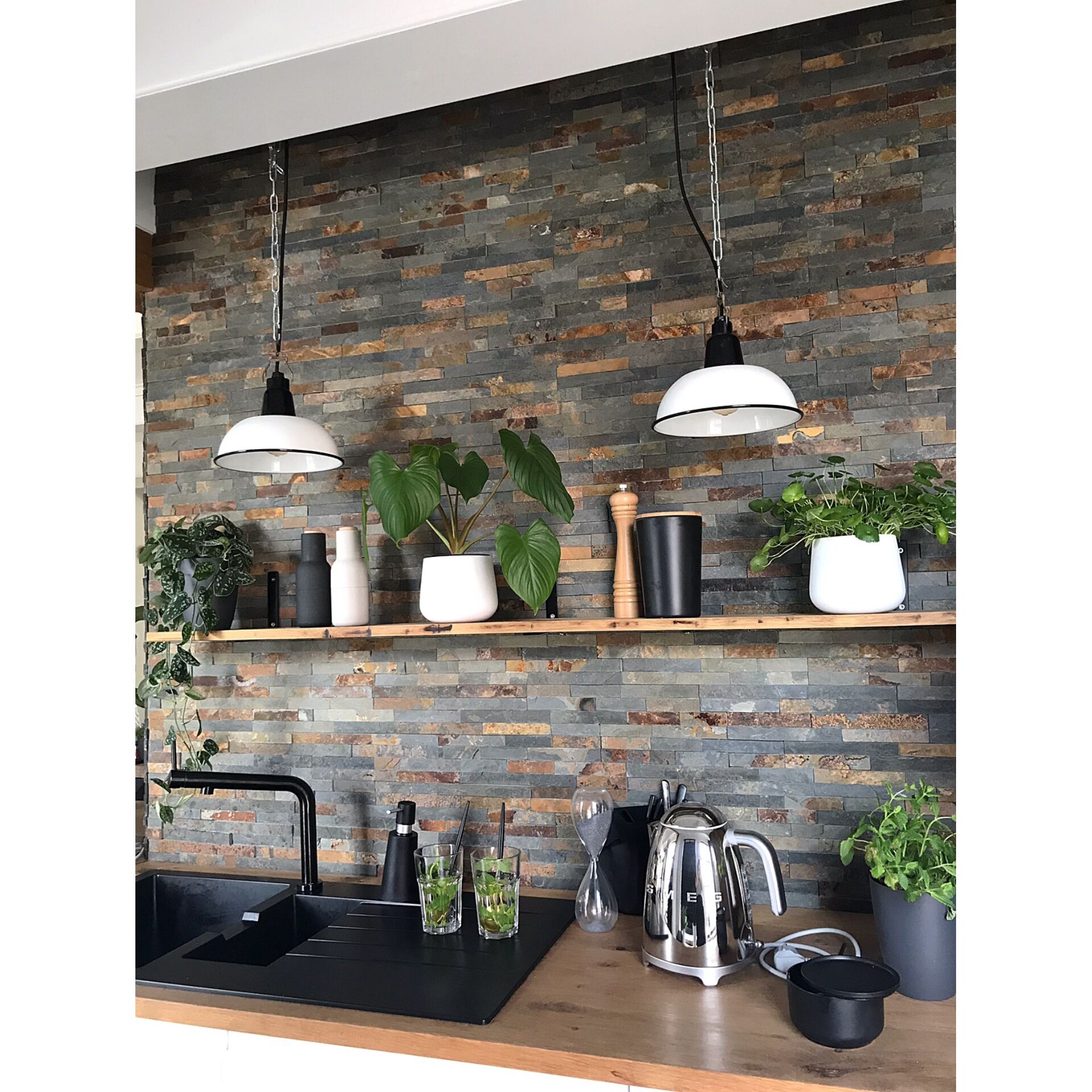 Drinnen, Innenarchitektur, Paneele aus Holz, Küche, Waschbeckenhahn, Drinnen, Innenarchitektur, Holzpaneele, Küche, Waschbeckenhahn, Drinnen, Innenarchitektur, Holzpaneele, Küche, Waschbeckenhahn