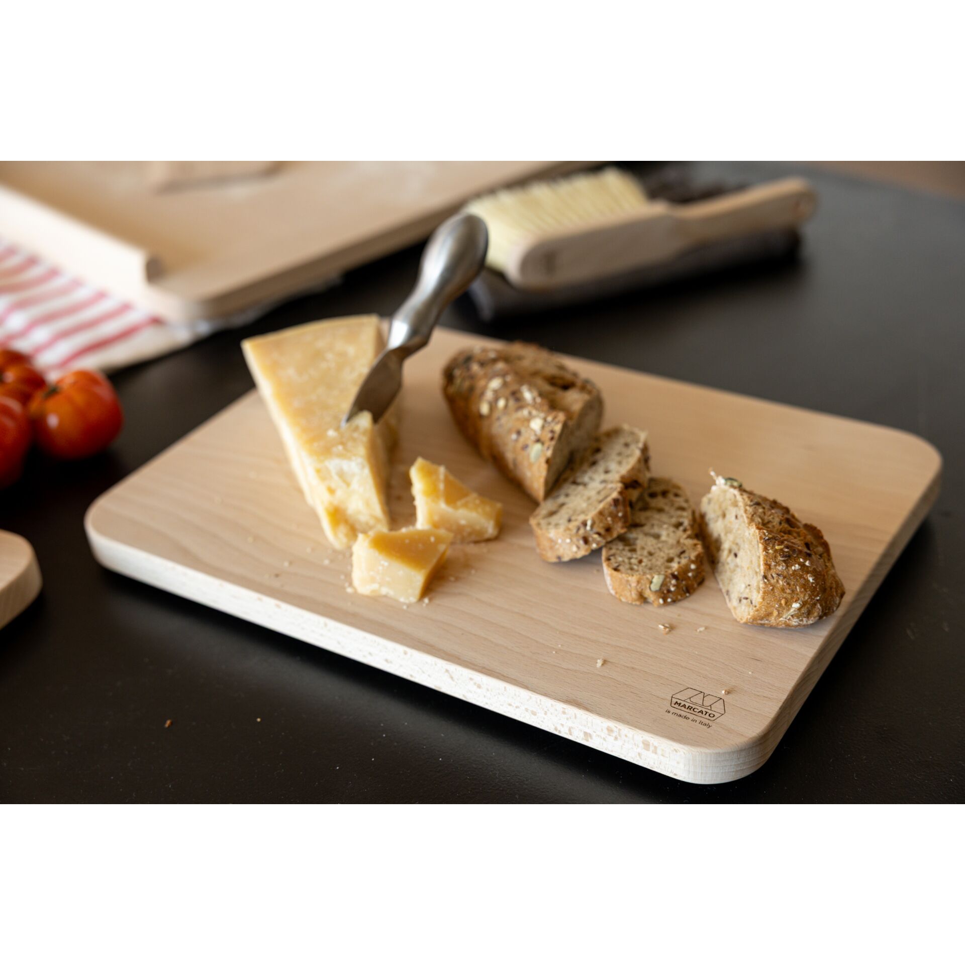 Käse, Käsewürfel, Käseplatte, Brot, Holzbrett