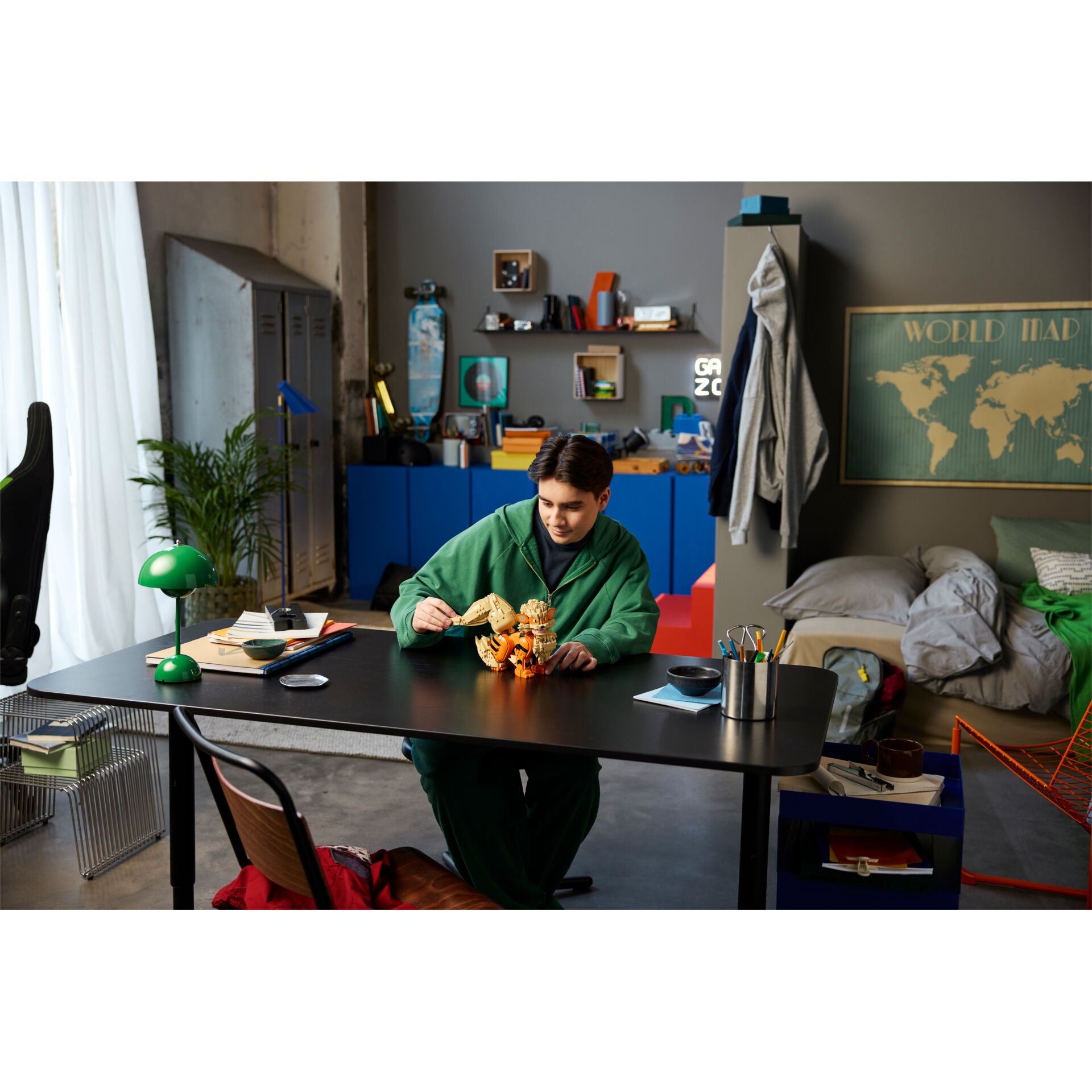 grüner Hoodie, Jugendlicher, Arbeitszimmer, Bausteine, Tischarbeit