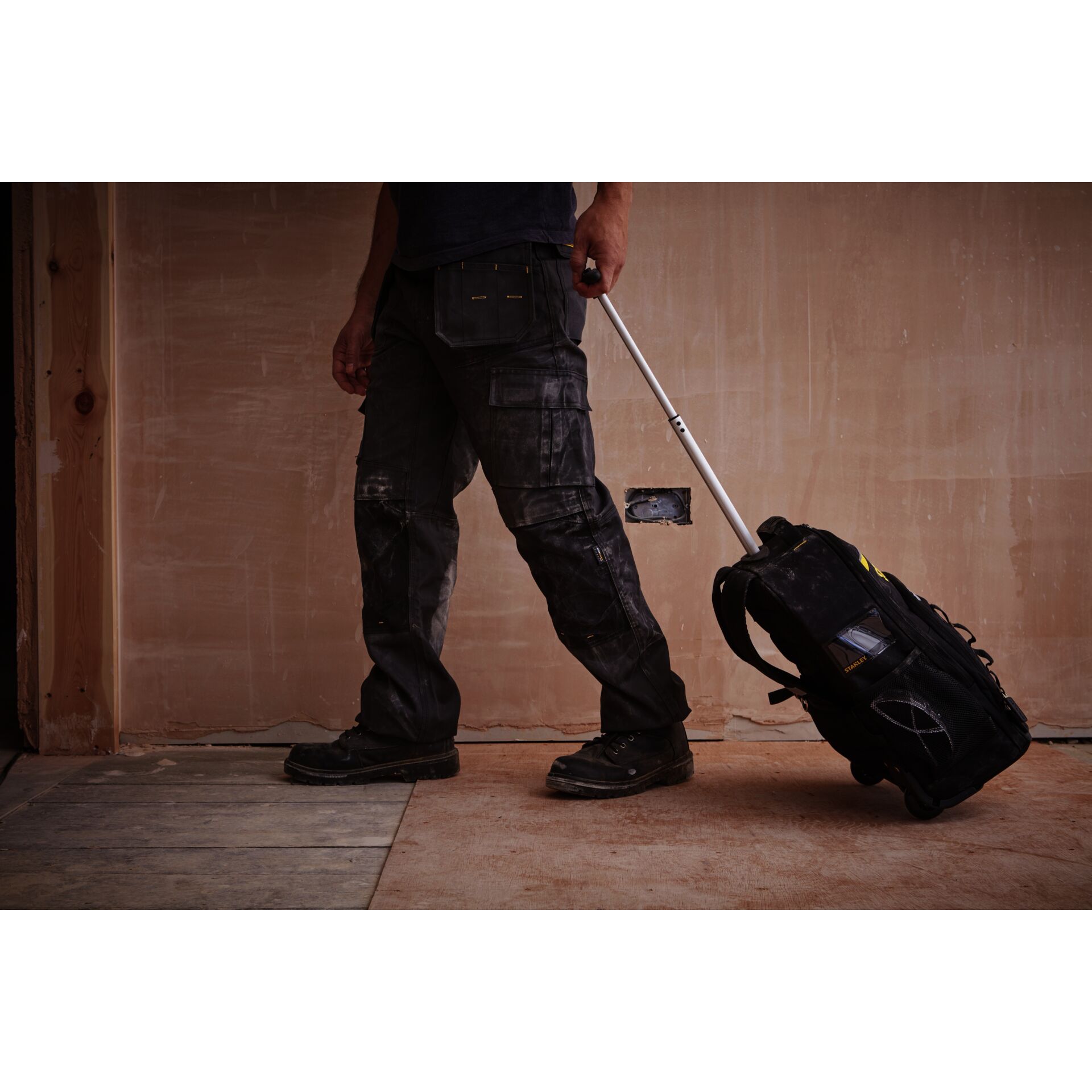 Arbeitsoutfit, Werkzeugtasche, Rollkoffer, Baustelle, Hose