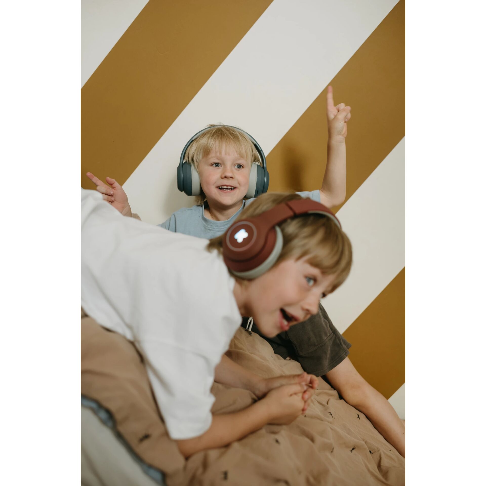 Kinder, Kopfhörer, Gaming, Bettdecke, Lächelnd