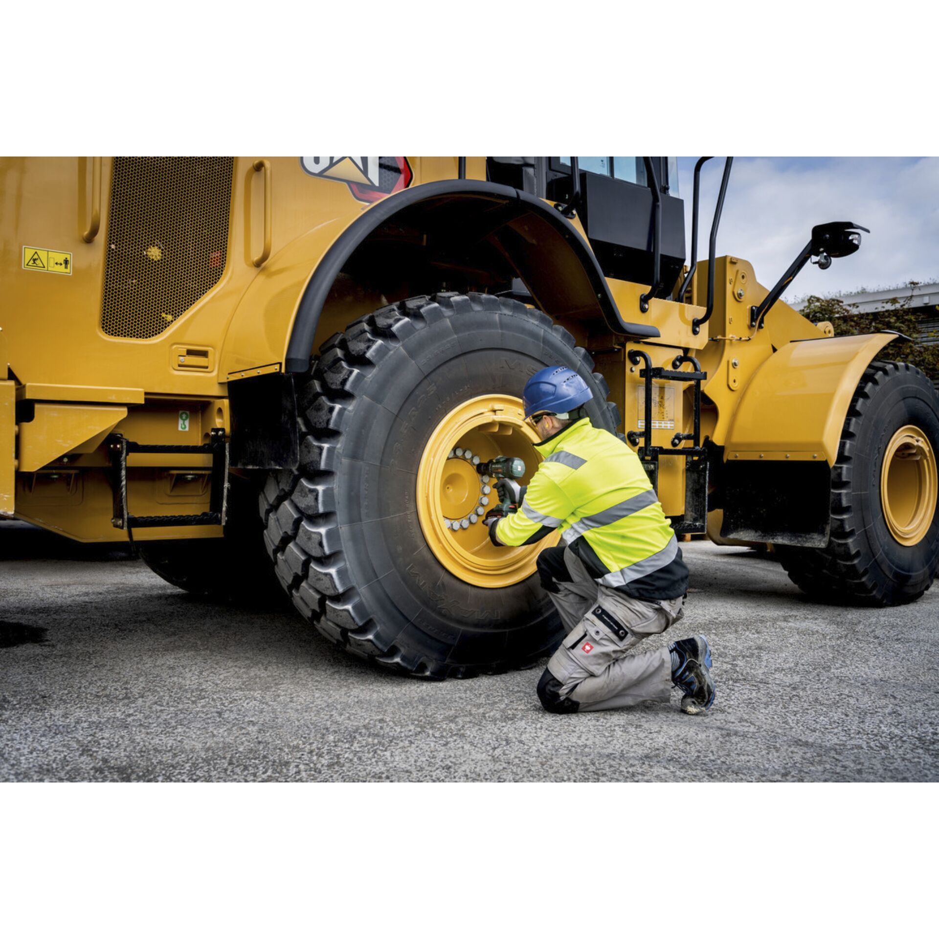 Person, Arbeiter, Reifen, Rad, Leichtmetallfelge