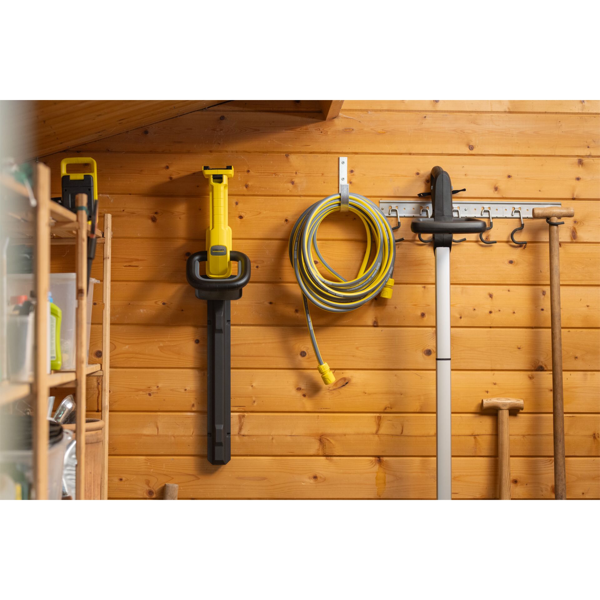 Drinnen, Innenarchitektur, Paneele aus Holz, Hammer, Schraubenzieher