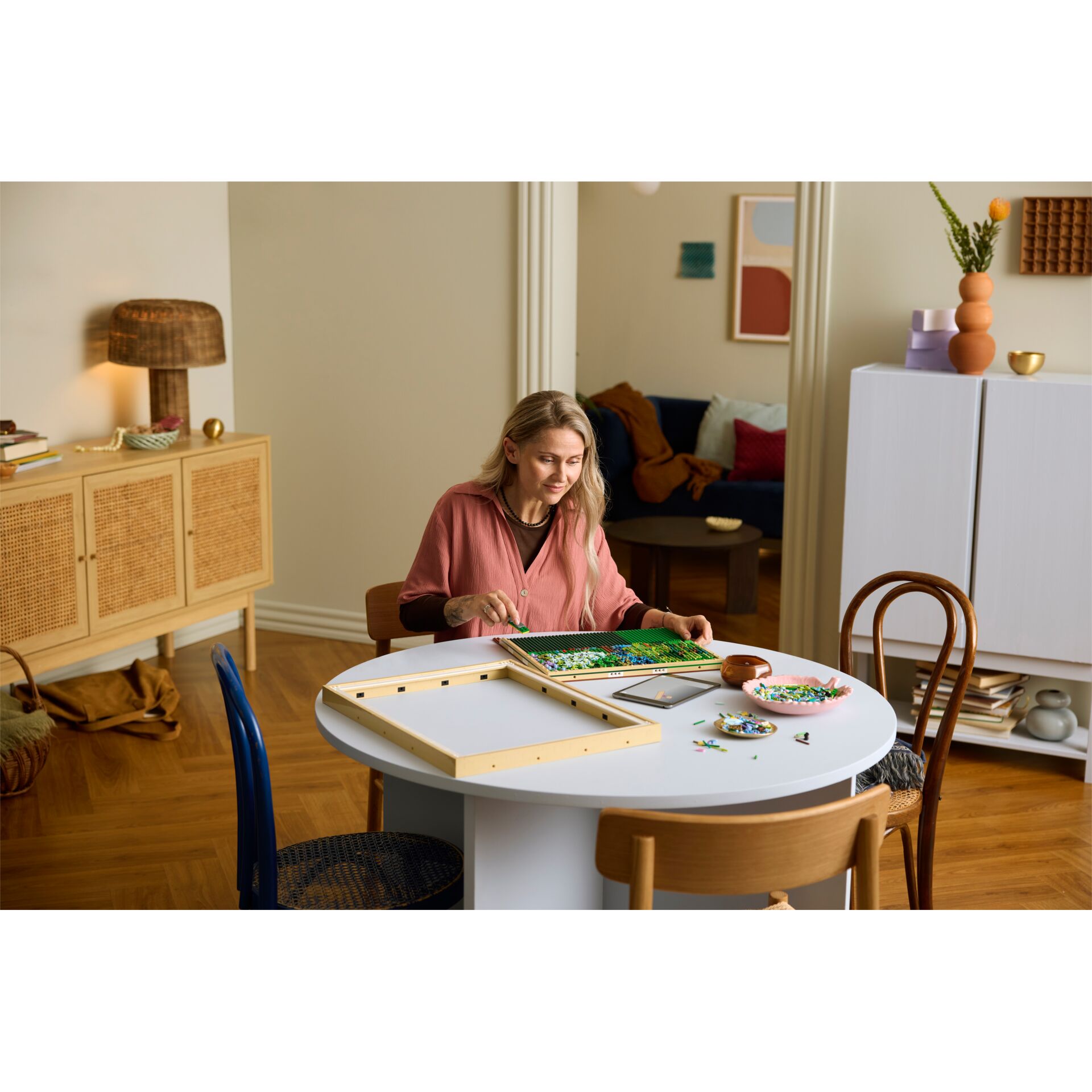 puzzle, brettspiel, tisch, frau, wohnzimmer