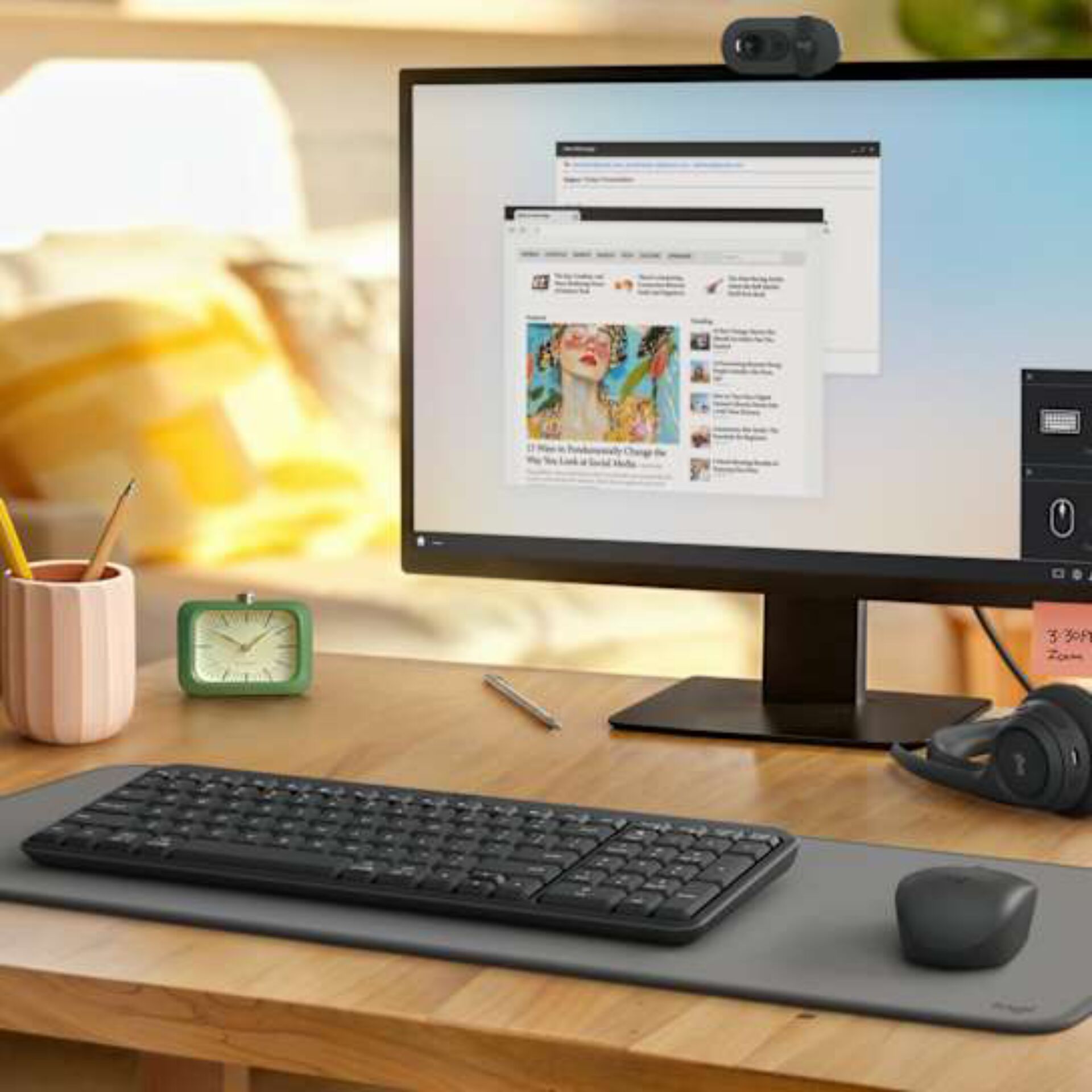 monitor, Tastatur, Maus, Kopfhörer, Schreibtisch-Setup