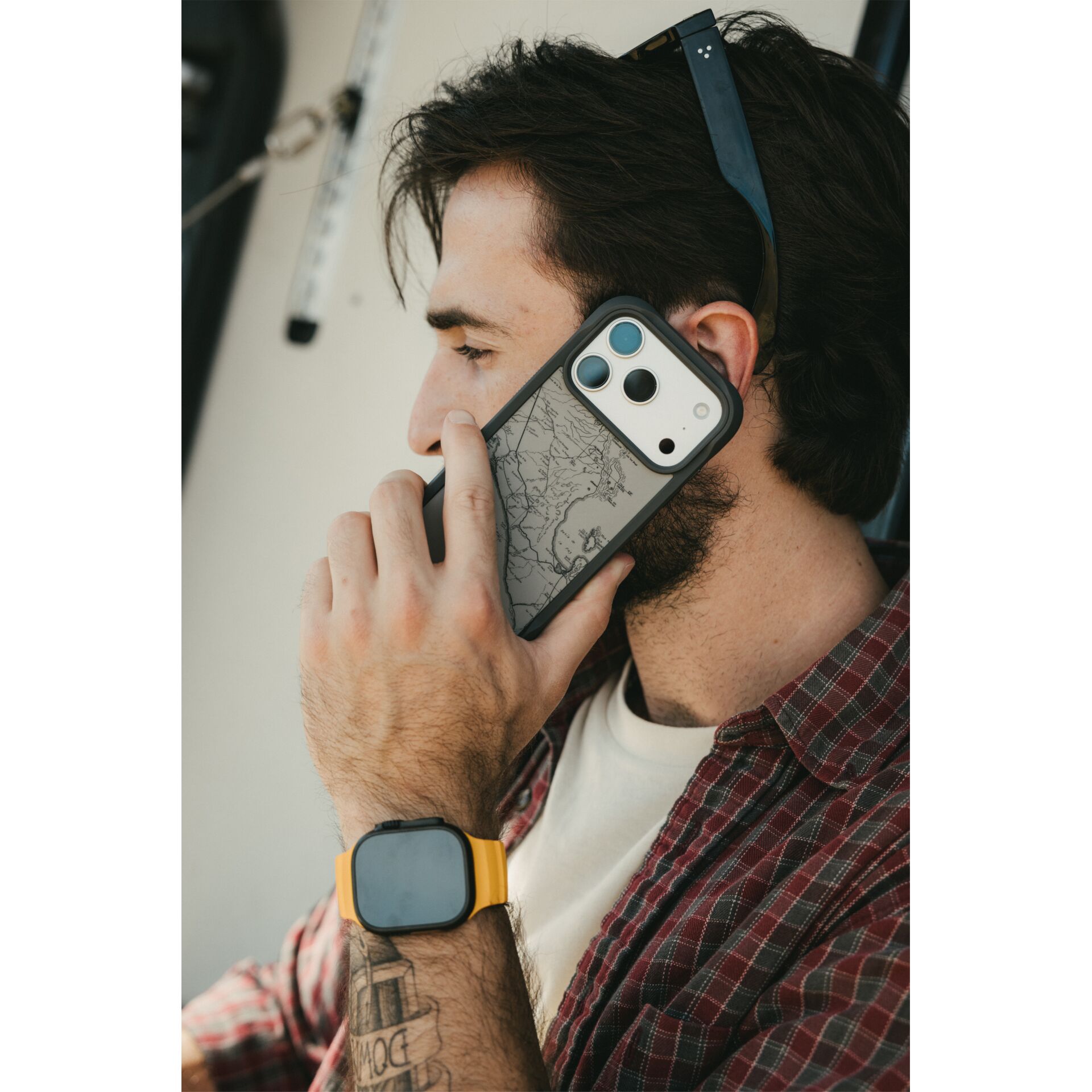 Smartphone, Hülle fürs Handy, graue Hülle, Bart, Uhr, Smartwatch, gelber Armband, Musikerstyle