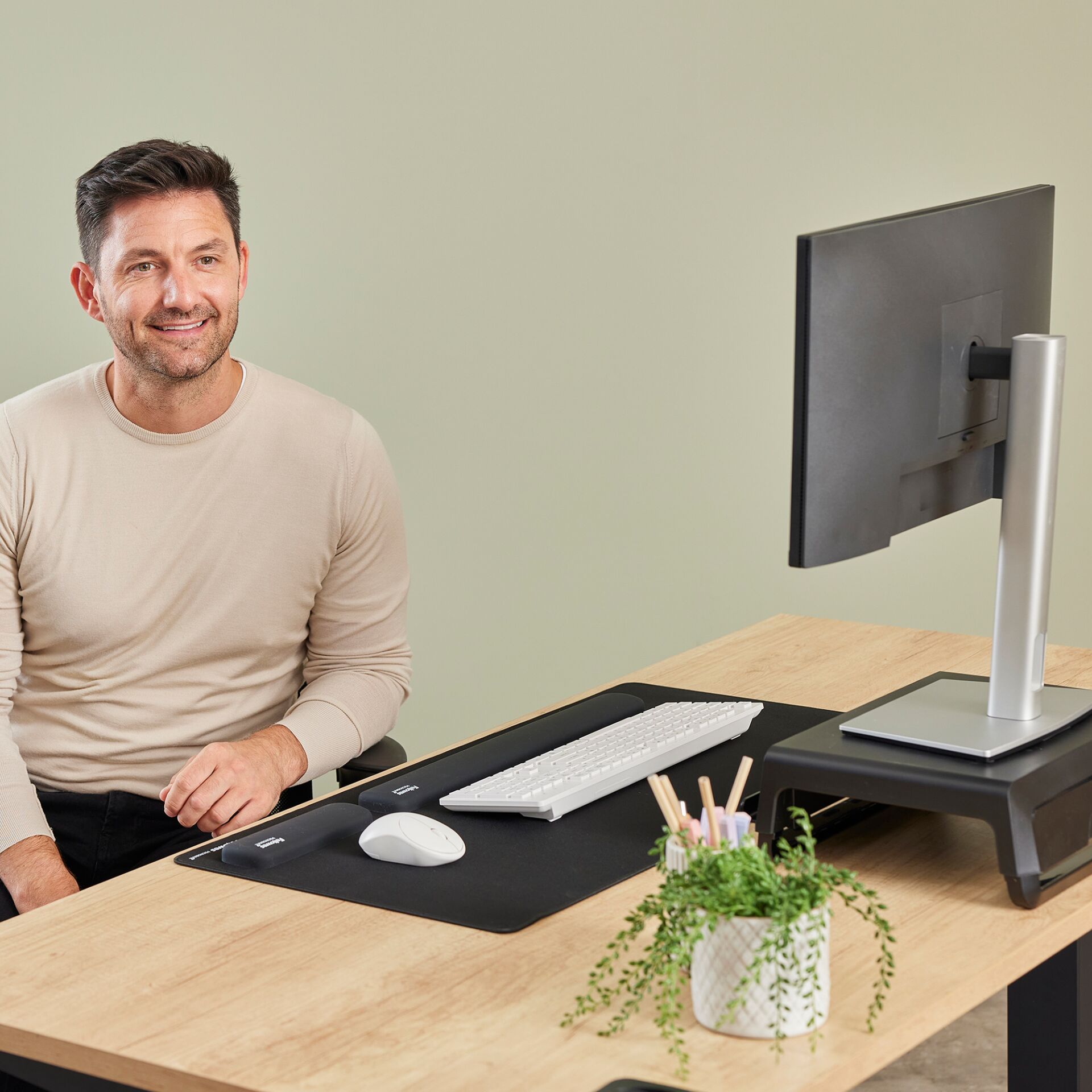 Schreibtisch, Mobiliar, Tabelle, Computer-Tastatur, Person