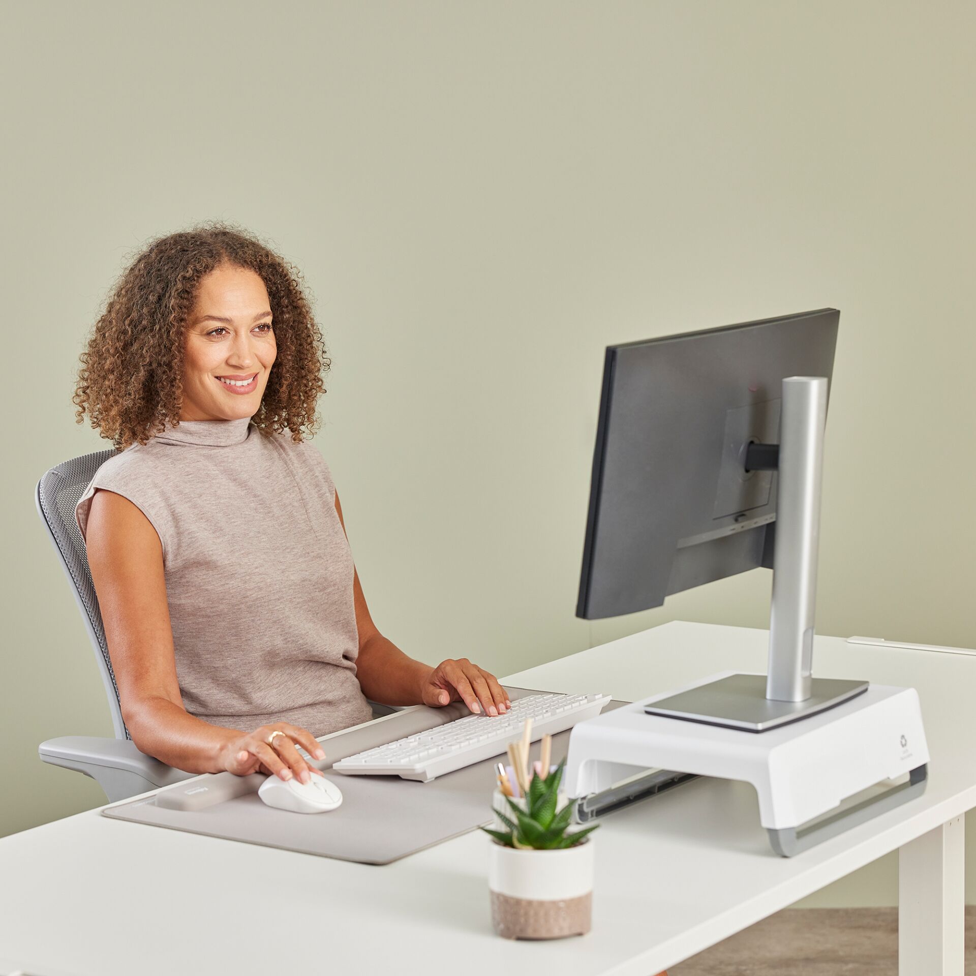 Schreibtisch, Mobiliar, Tabelle, Person, Klingeln