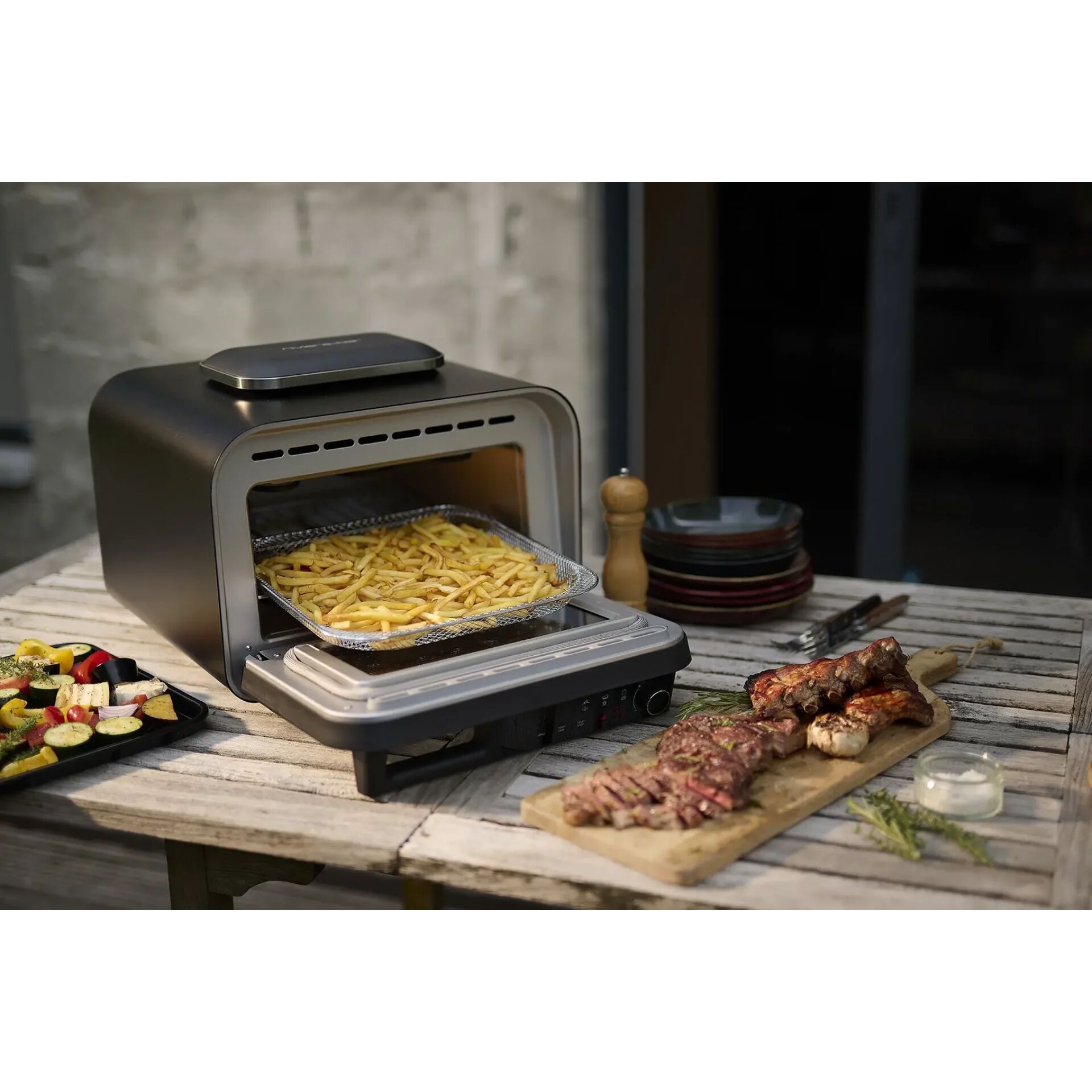 Toasterofen, Pommes frites, Frittetray, Holztisch, Grillfleisch