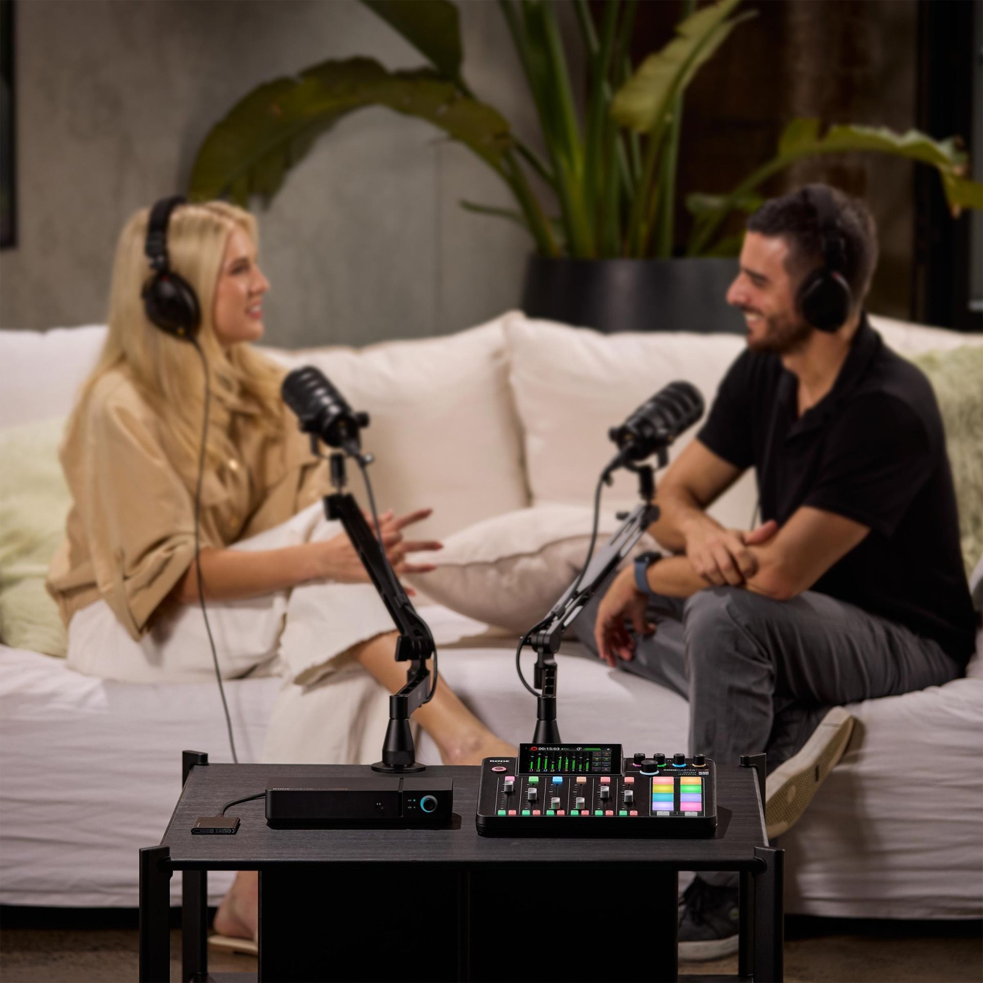 podcast, setup, mikrofon, audiointerface, tisch