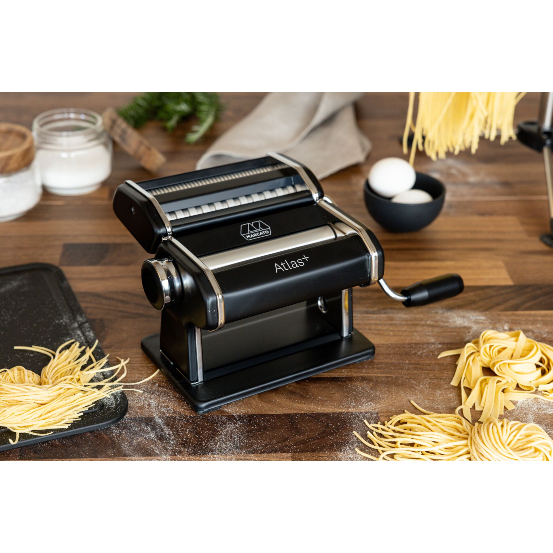 pasta maker, manueller Nudelteiger, schwarzes Gerät, Küchenwerkzeug, italienisch hergestellt, Pasta-Maschine, Nudeln, manuelle Maschine, Küchengerät, Nudelrolle